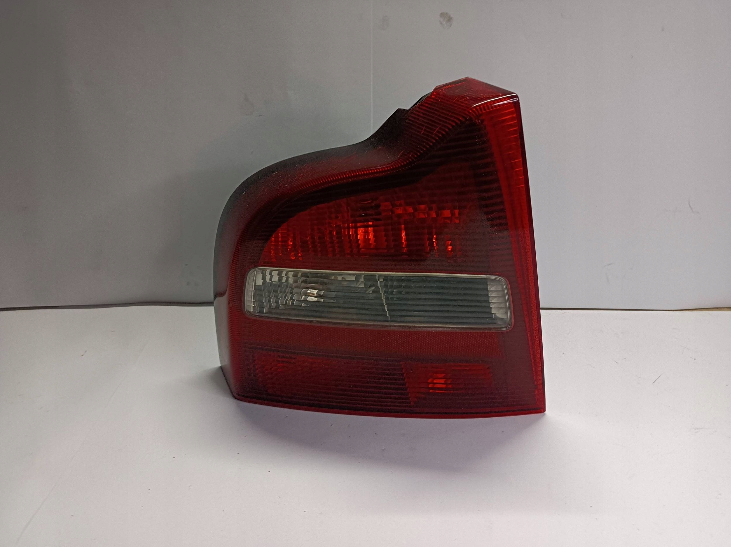 light rear left Volvo S80 lekko wyszczerbiona