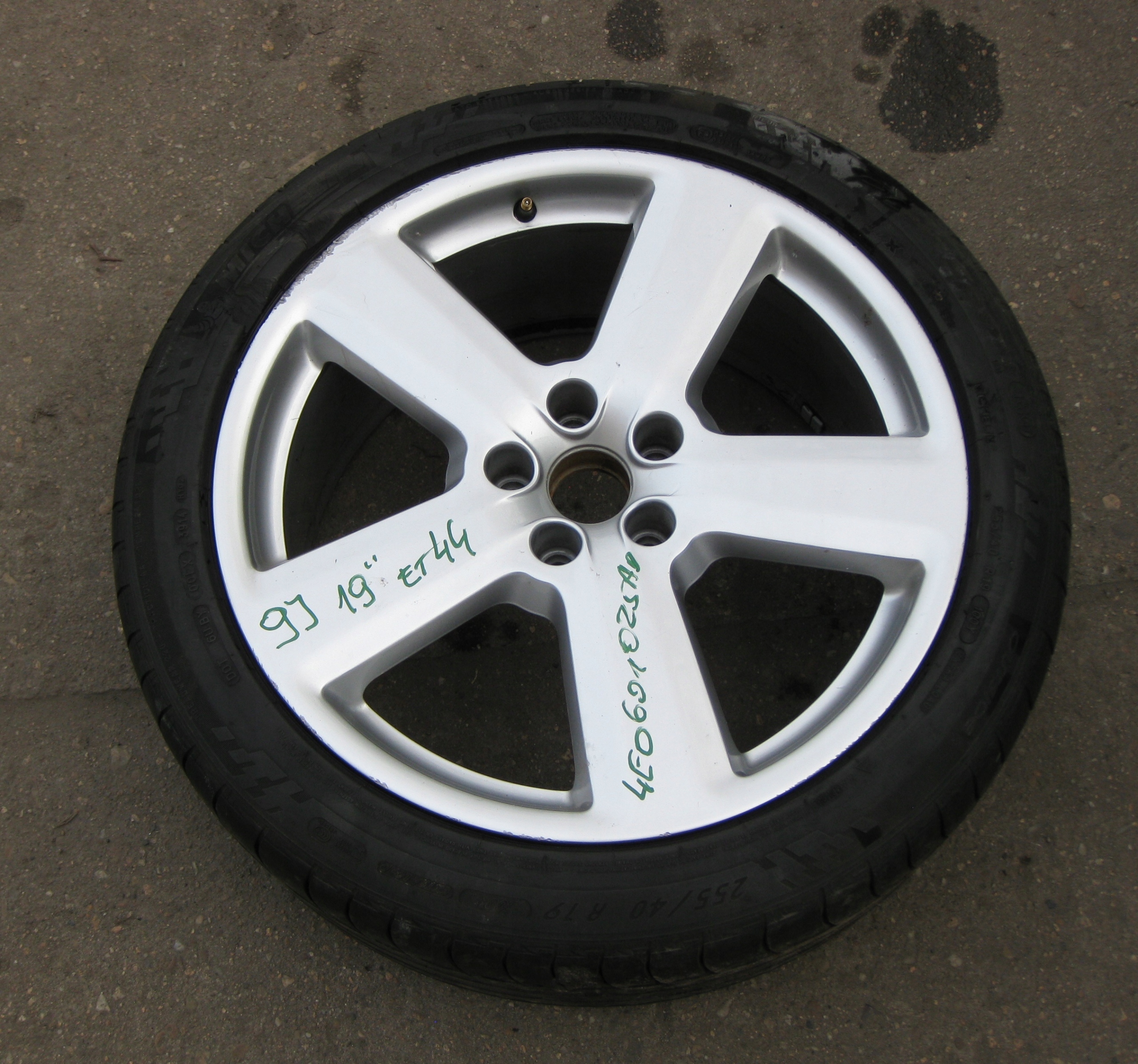 AUDI disk hliníkový 9J x19 ET44 5x112 4E0601025AD