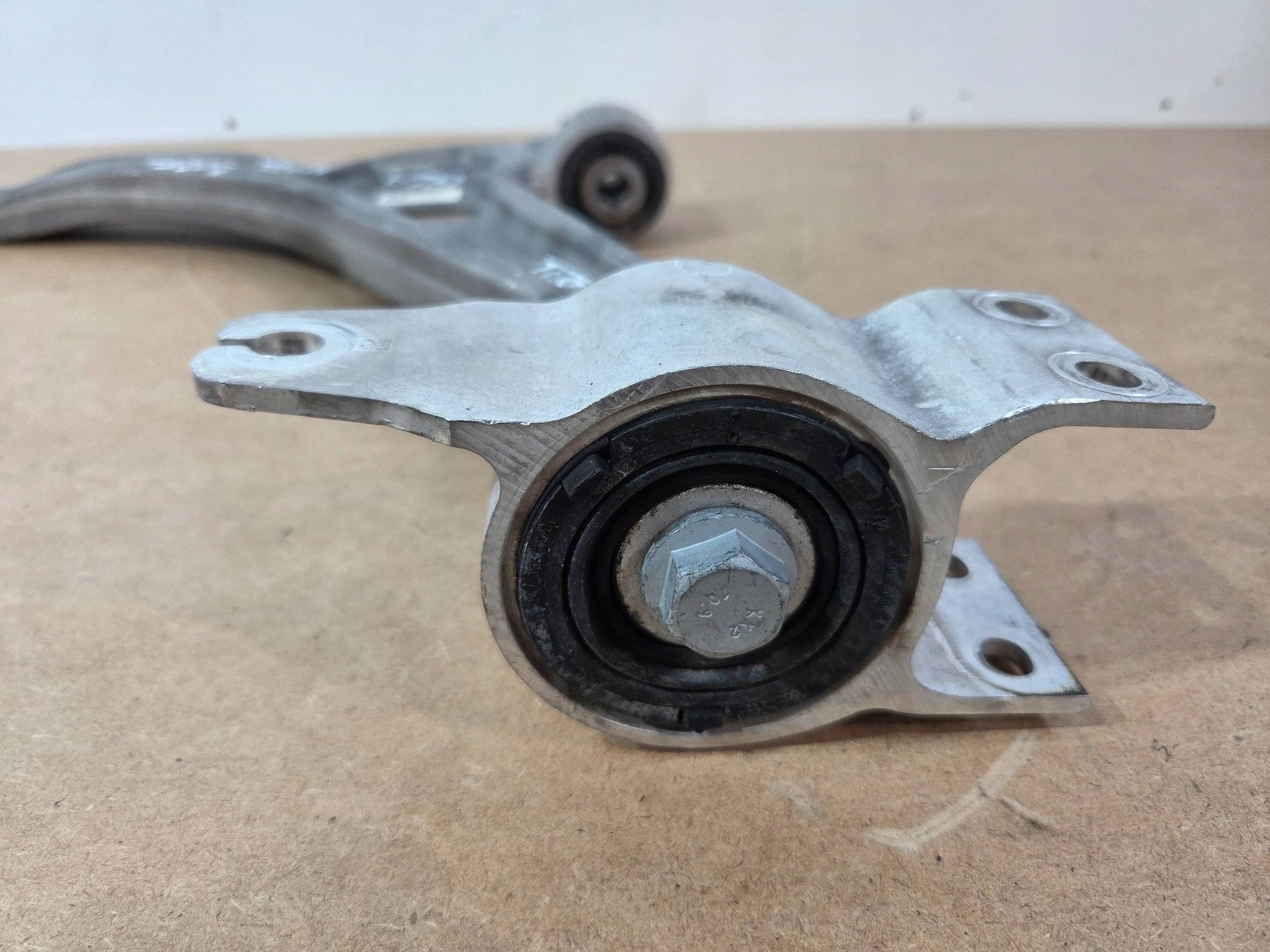 Mercedes-Benz GLA H247 2025r arm front left 2473330300 (T81)
