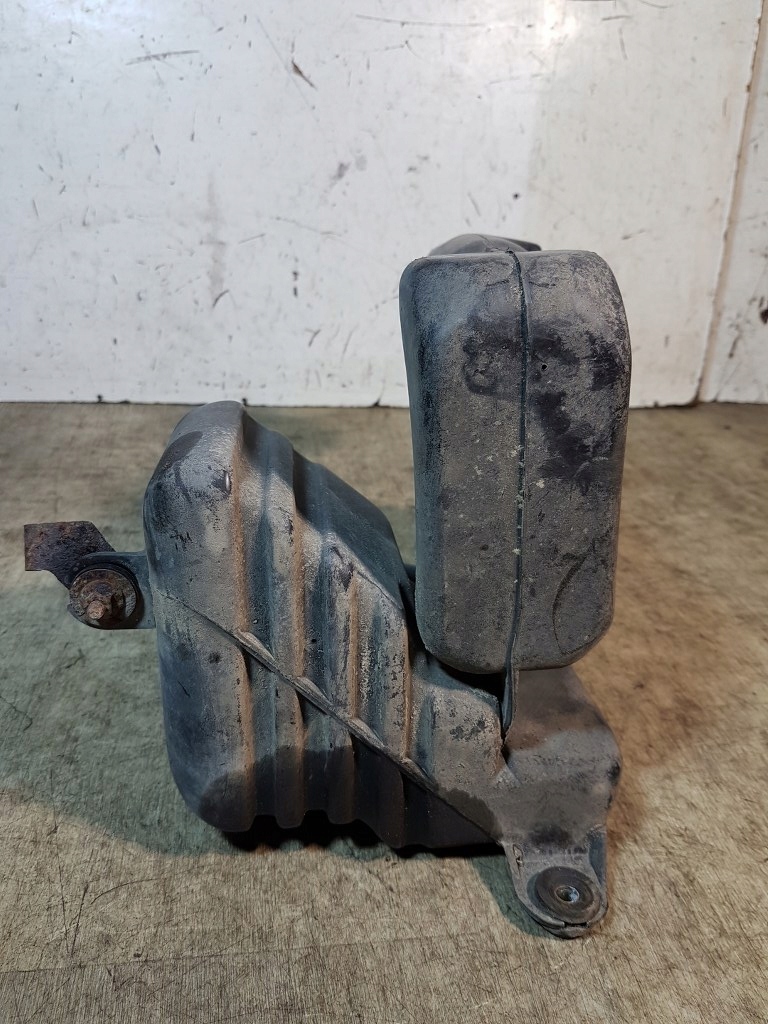 резонатор Воздух mazda PREMACY и РЕСТАЙЛИНГ 2.0