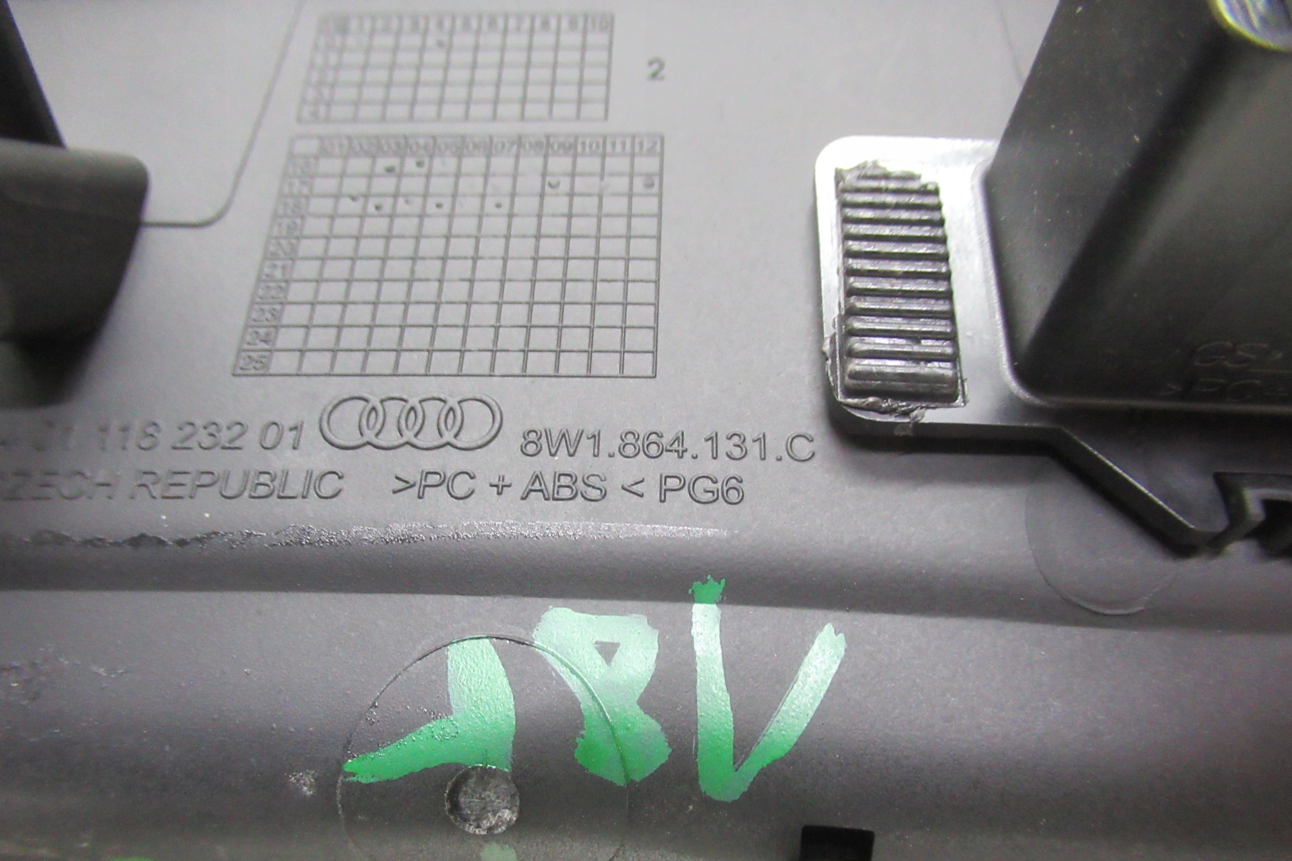 AUDI A4 B9 AVANT 3.0 TDI 18R Abdeckung, Hutablage Adapter, Stecker USB 8W1864131C