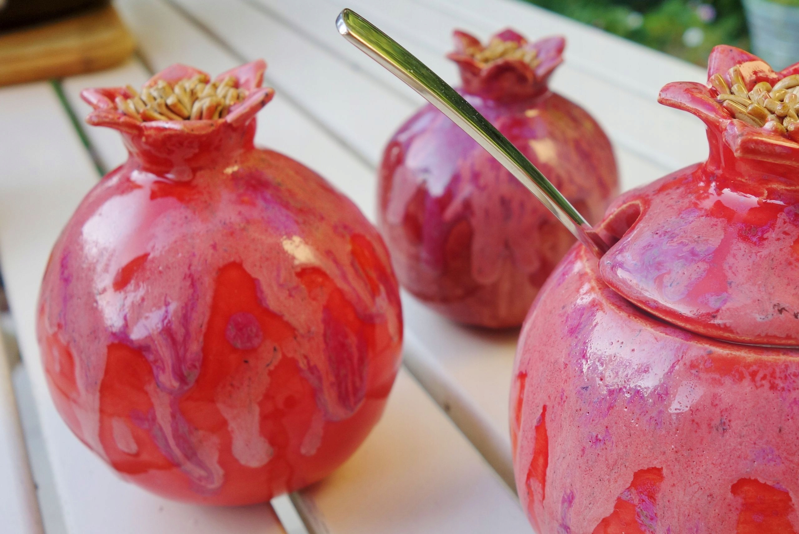 Keramické ovoce Granátové jablko červené ručně vyrobené