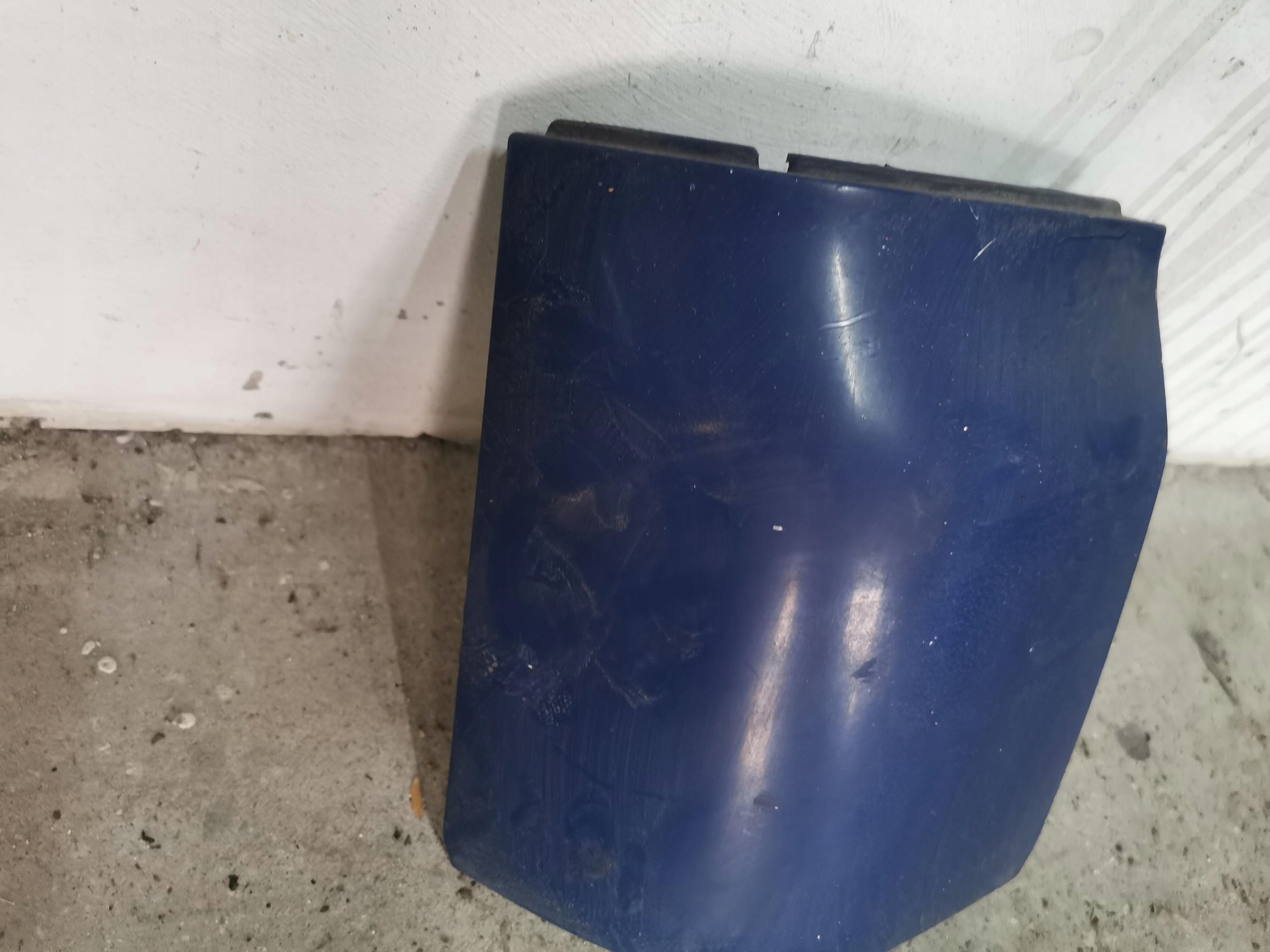 Ecke der Stoßstange unter LAMPE links heck VW T5 7H0807321