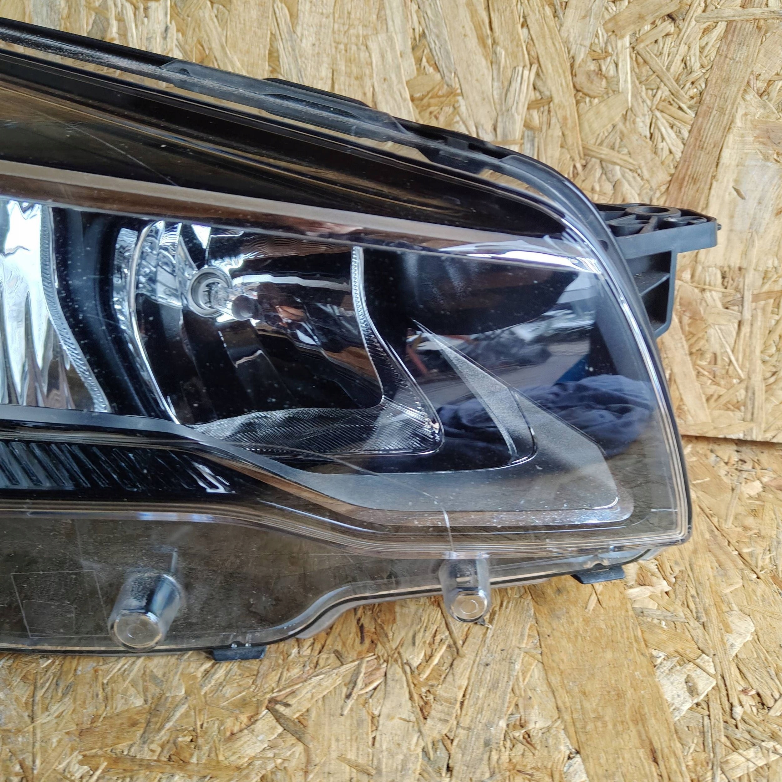 Reflektor front side right Peugeot 508 9807241180