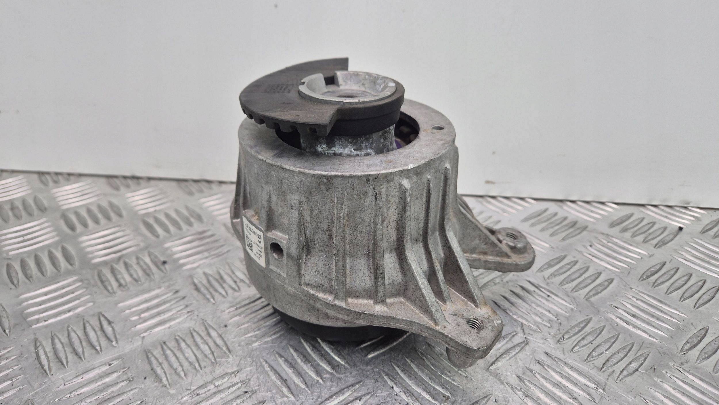 engine mount left MERCEDES C200 W205 A2052407600 M264