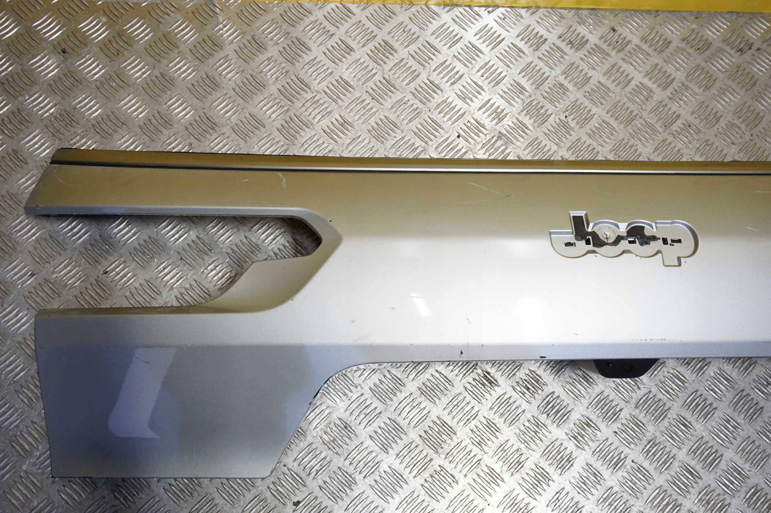 JEEP GRAND CHEROKEE 2021 2022 2023 Blenda Klapy Bagażnika Tył USA Jakość części (zgodnie z GVO) O - oryginał z logo producenta pojazdu (OE)