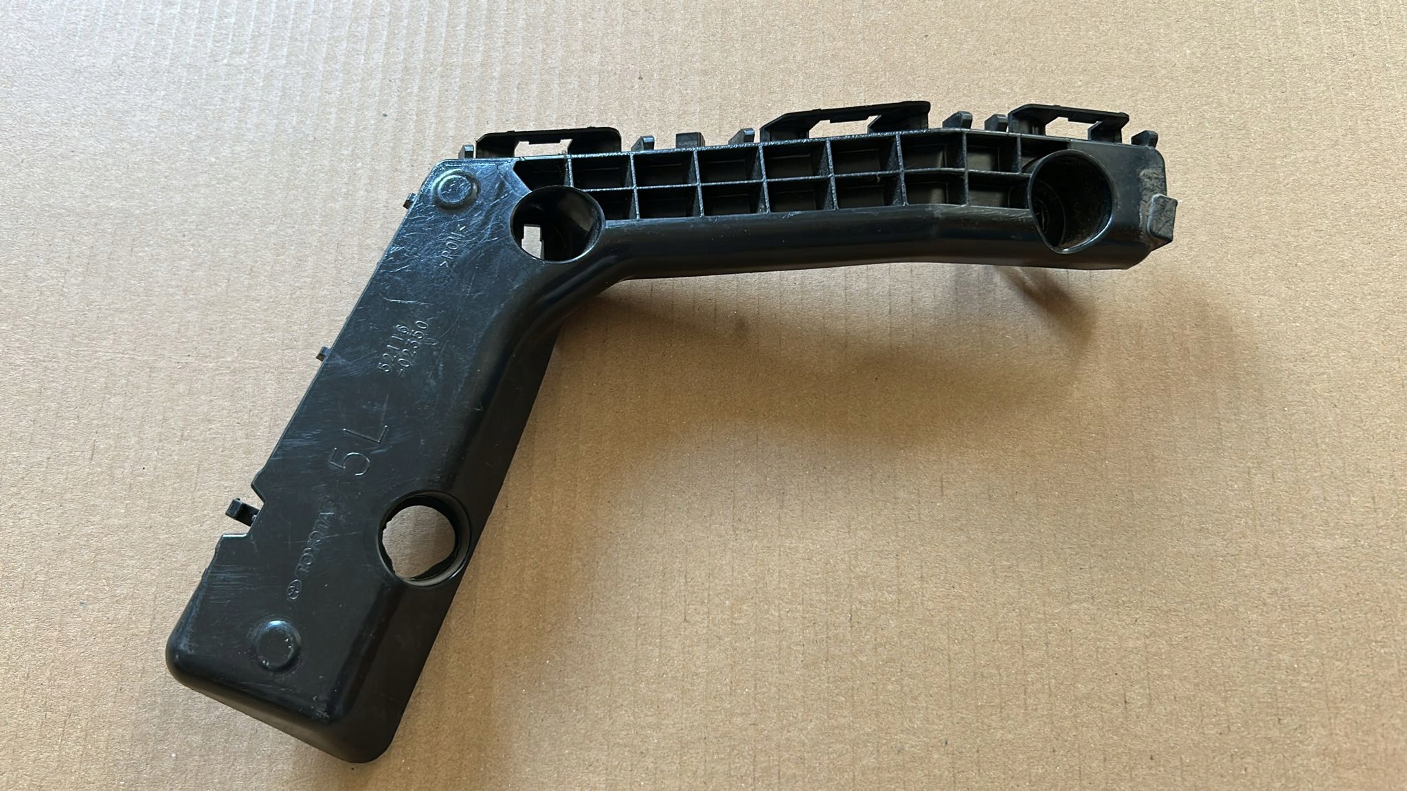 bumper bracket left front TOYOTA COROLLA E16 E18 17