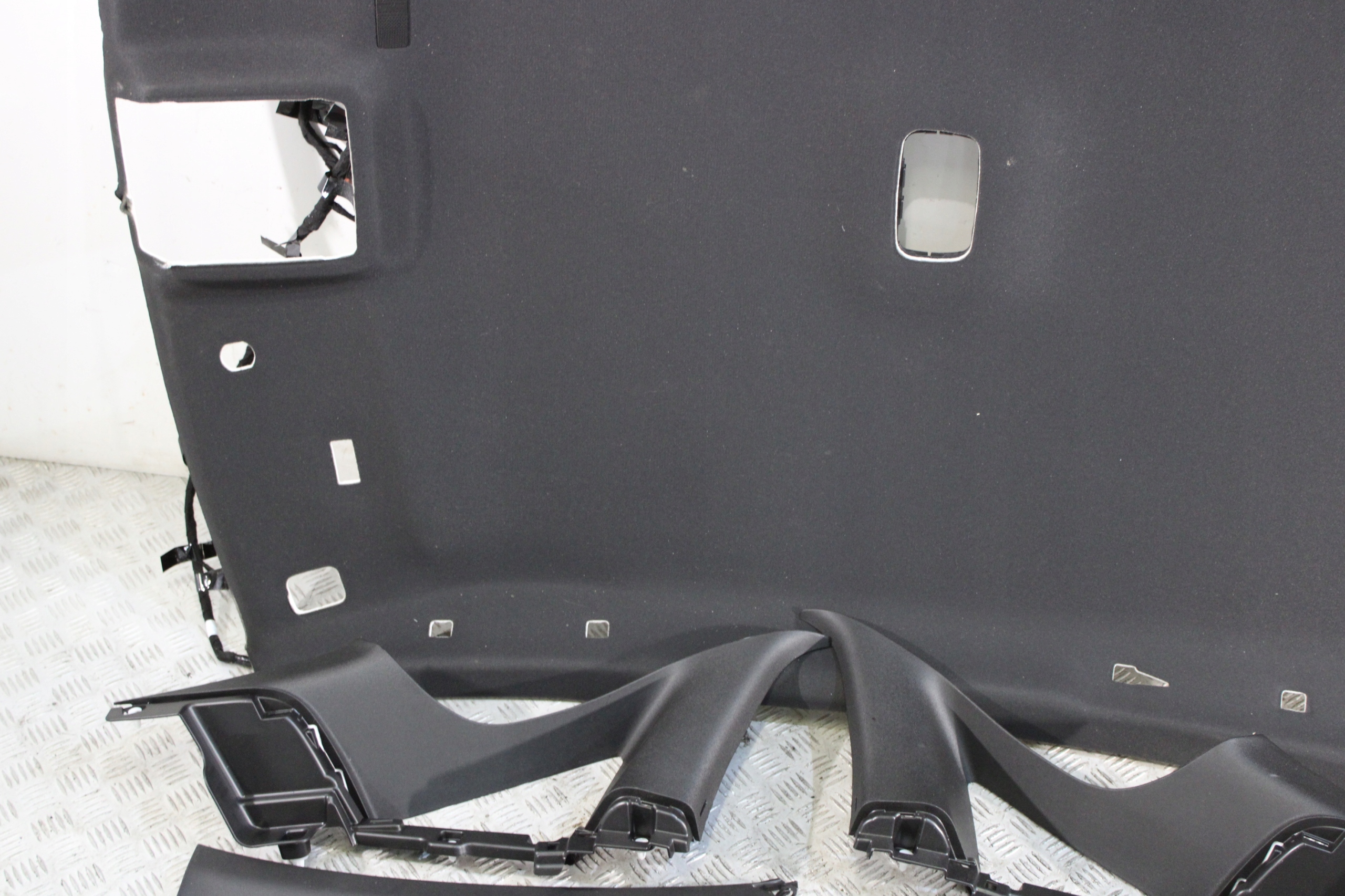 roof upholstery black pillars ARKANA