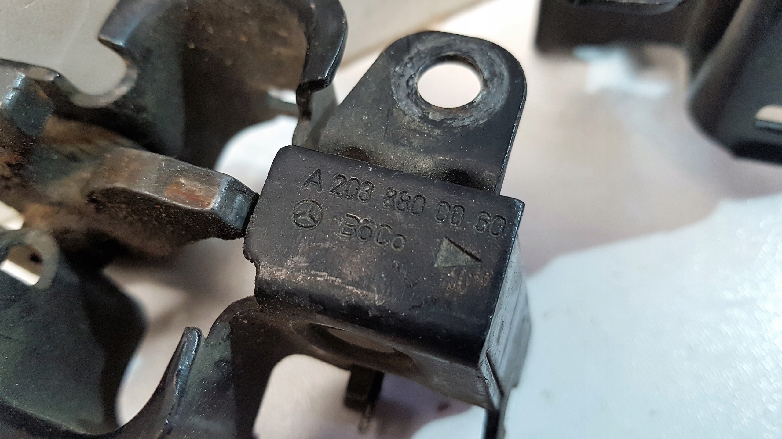 ZAMEK RYGIEL MASKI ODBÓJ W203 W211 W219 2038800060 Numer katalogowy części A2038800060 OE