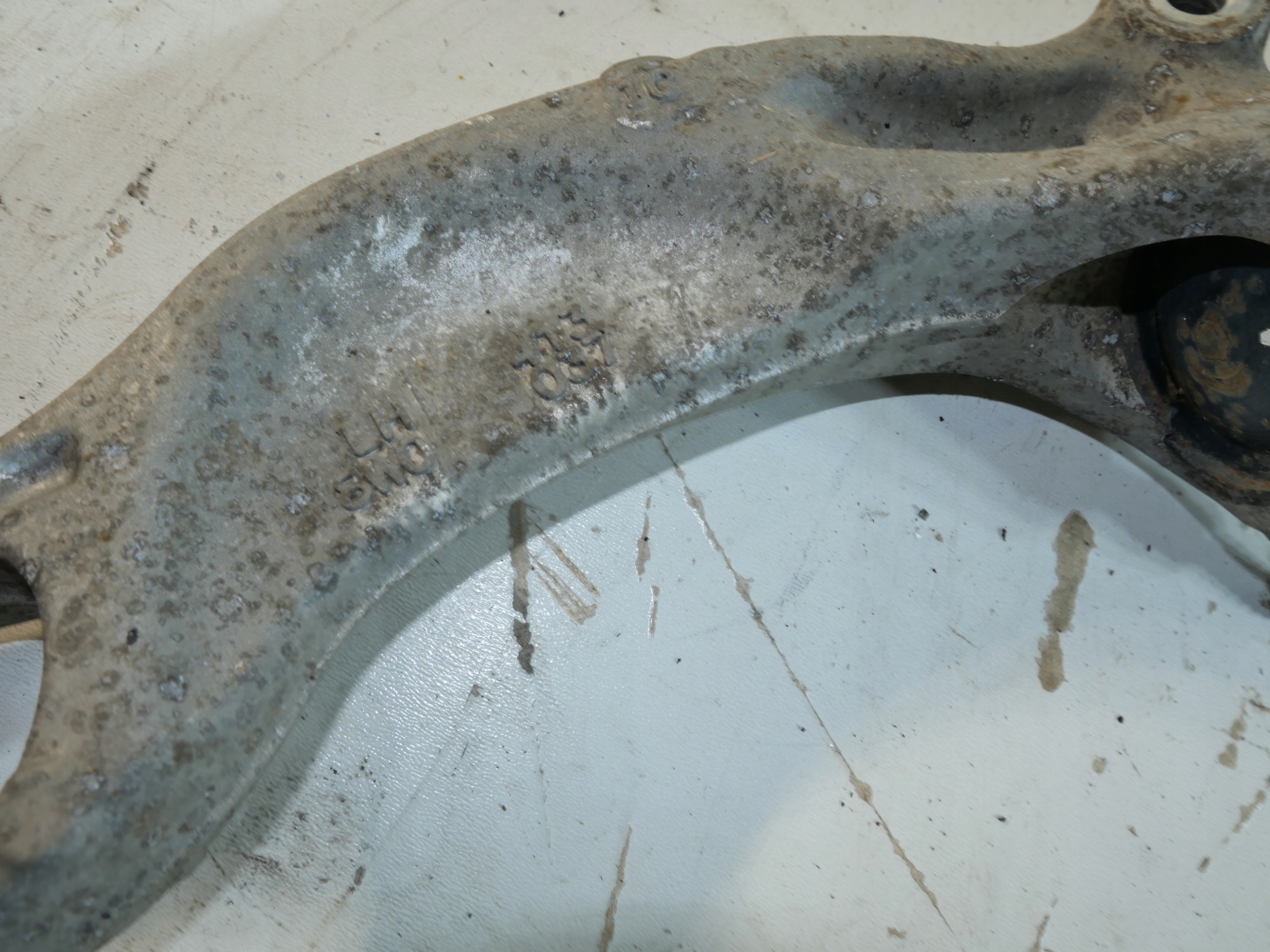 tlumič přední AUDI A5 8W0413037