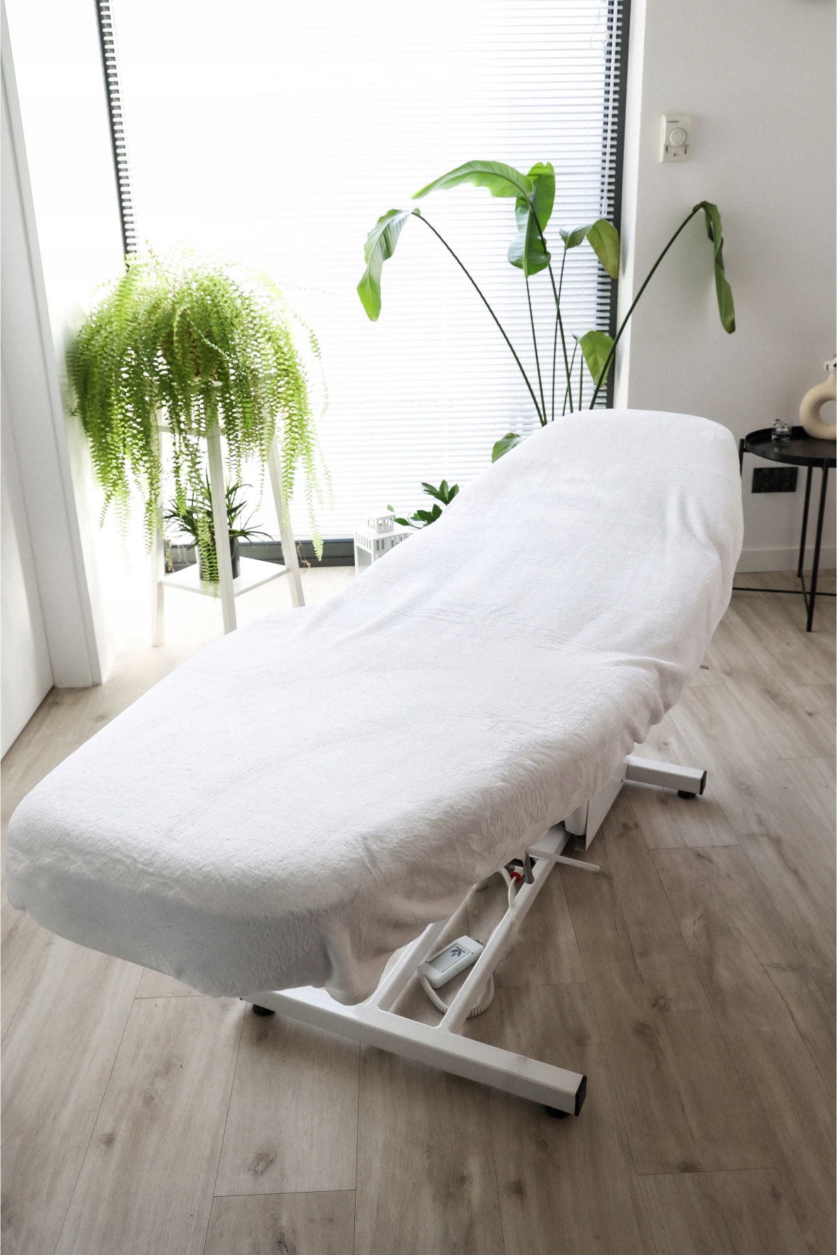 POKROWIEC NA FOTEL KOSMETYCZNY PLUSZOWY BIAŁY 90x210cm Stan opakowania oryginalne