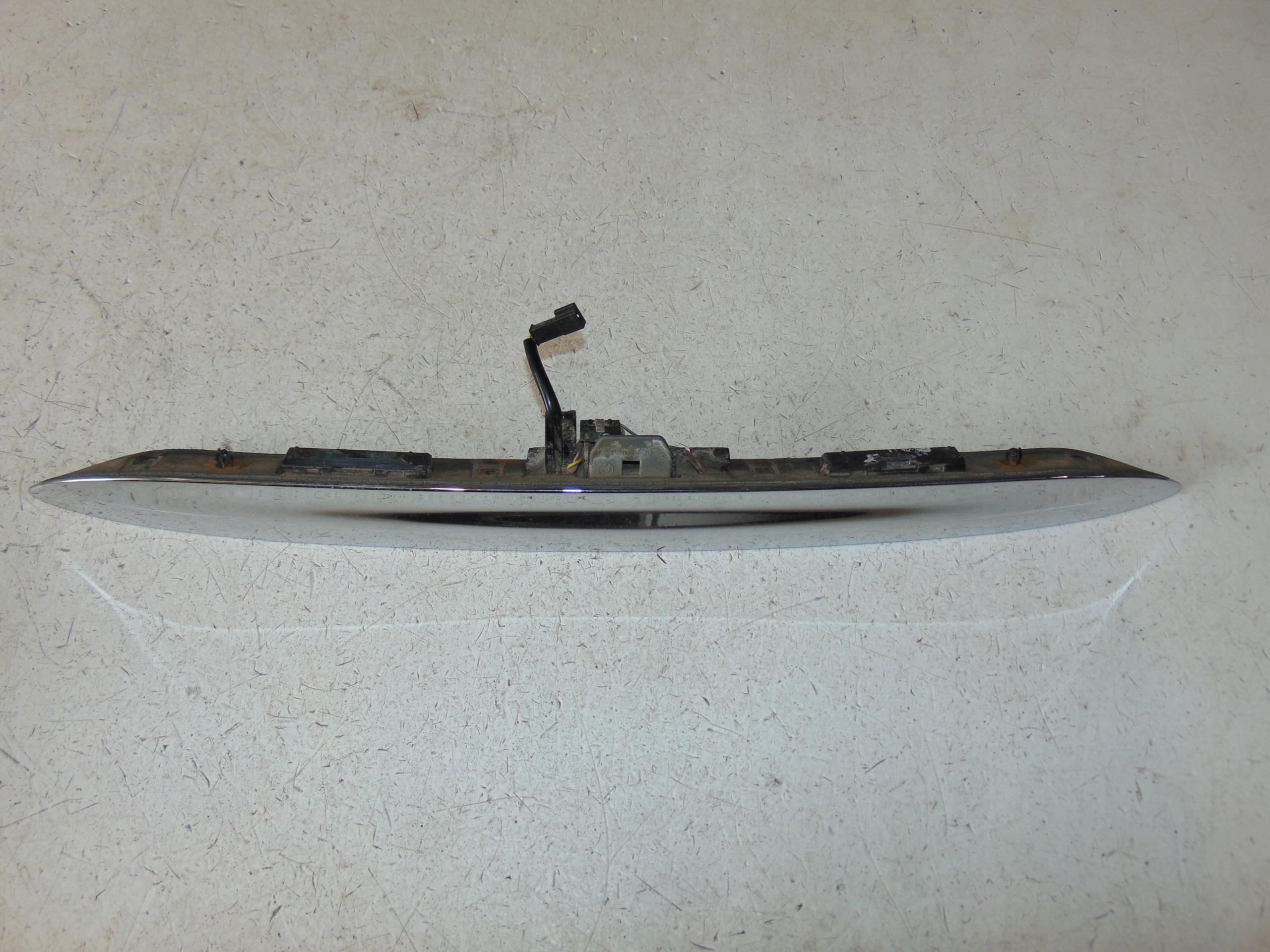 0461700 - кнопка закрылка хромированная полоса MINI ONE R50