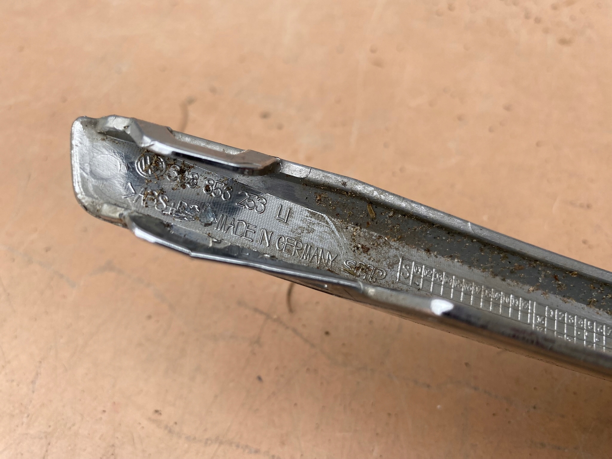 VW ARTEON 3G 3G8 3G8853253 LISTWA ZDERZAKA CHROM LEWA Strona zabudowy przód