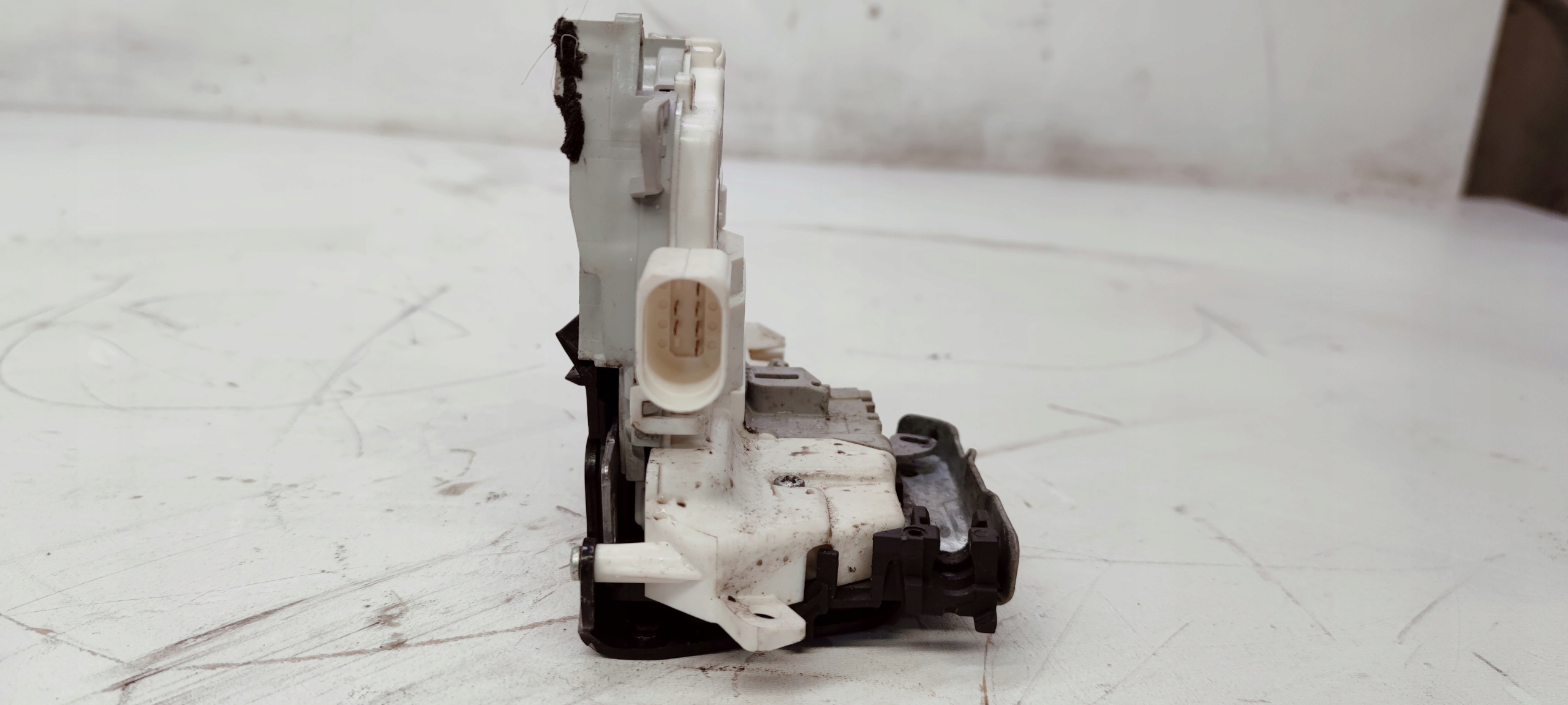 lock door left front AUDI A4 A5 A6 8J1837015F