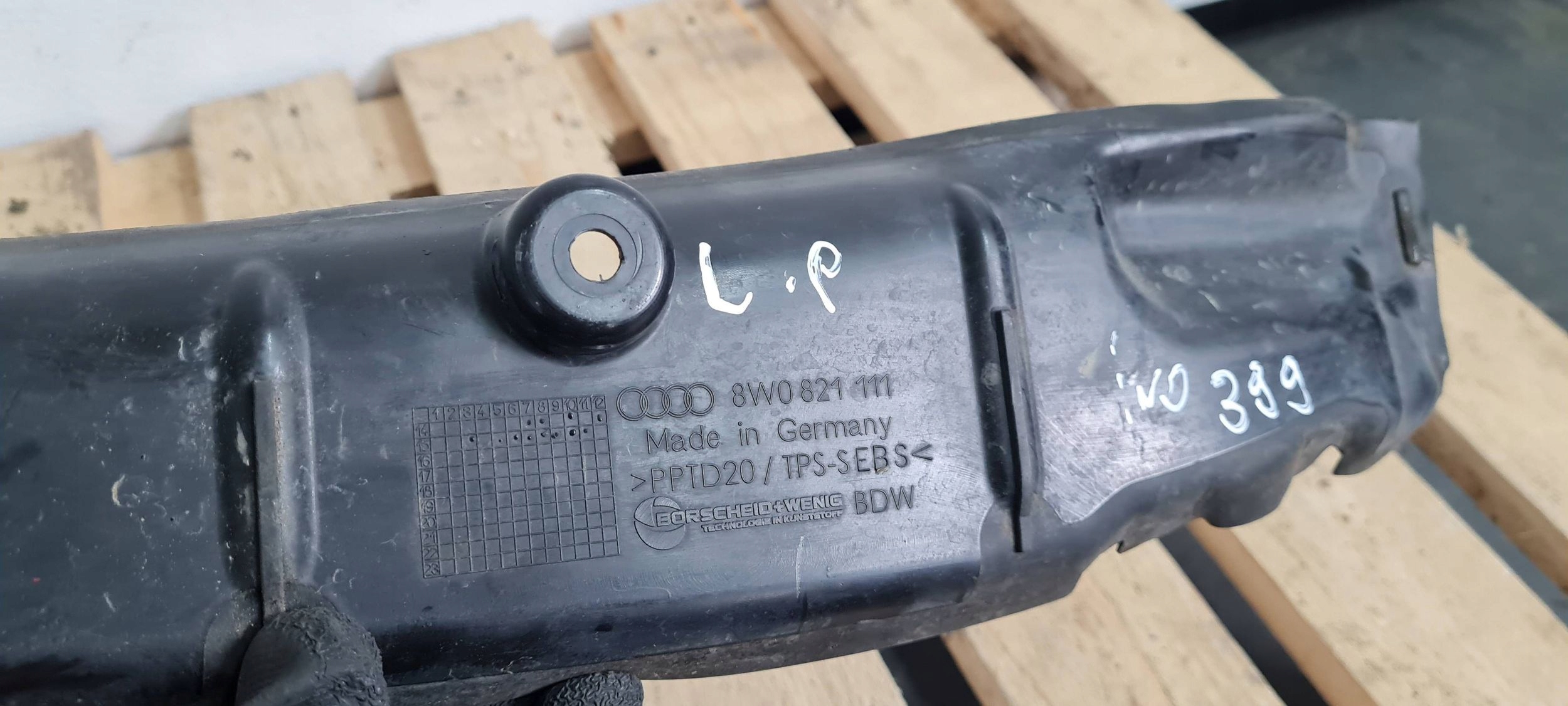 A4 B9 8W hangszigetelő sárvédöt bal bal eleje 8W0821111