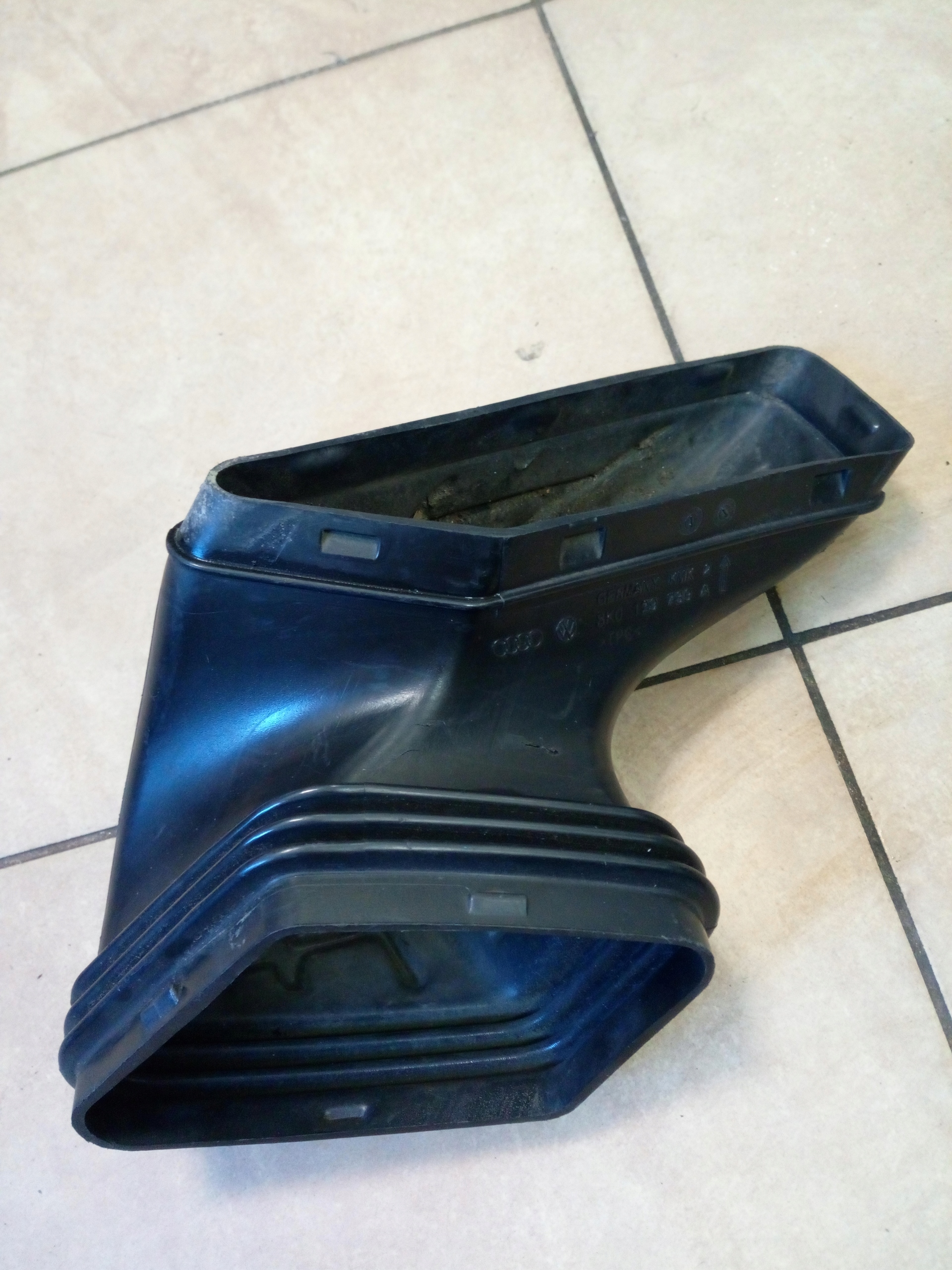 8K0129739A - Воздухозаборник AUDI A4 B8 A5 Q5*