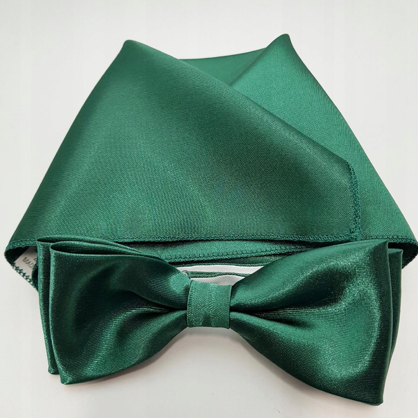 CIEMNA ZIELEŃ BUTELKOWA MUCHA W POŁYSKU Z POSZETKĄ Płeć uniseks