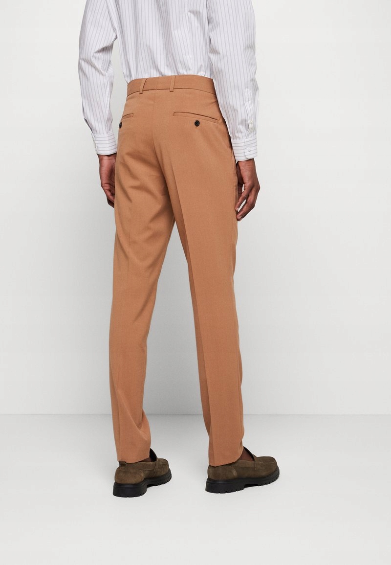 Garnitur slim fit, koniakowy Lindbergh 46 Fason slim