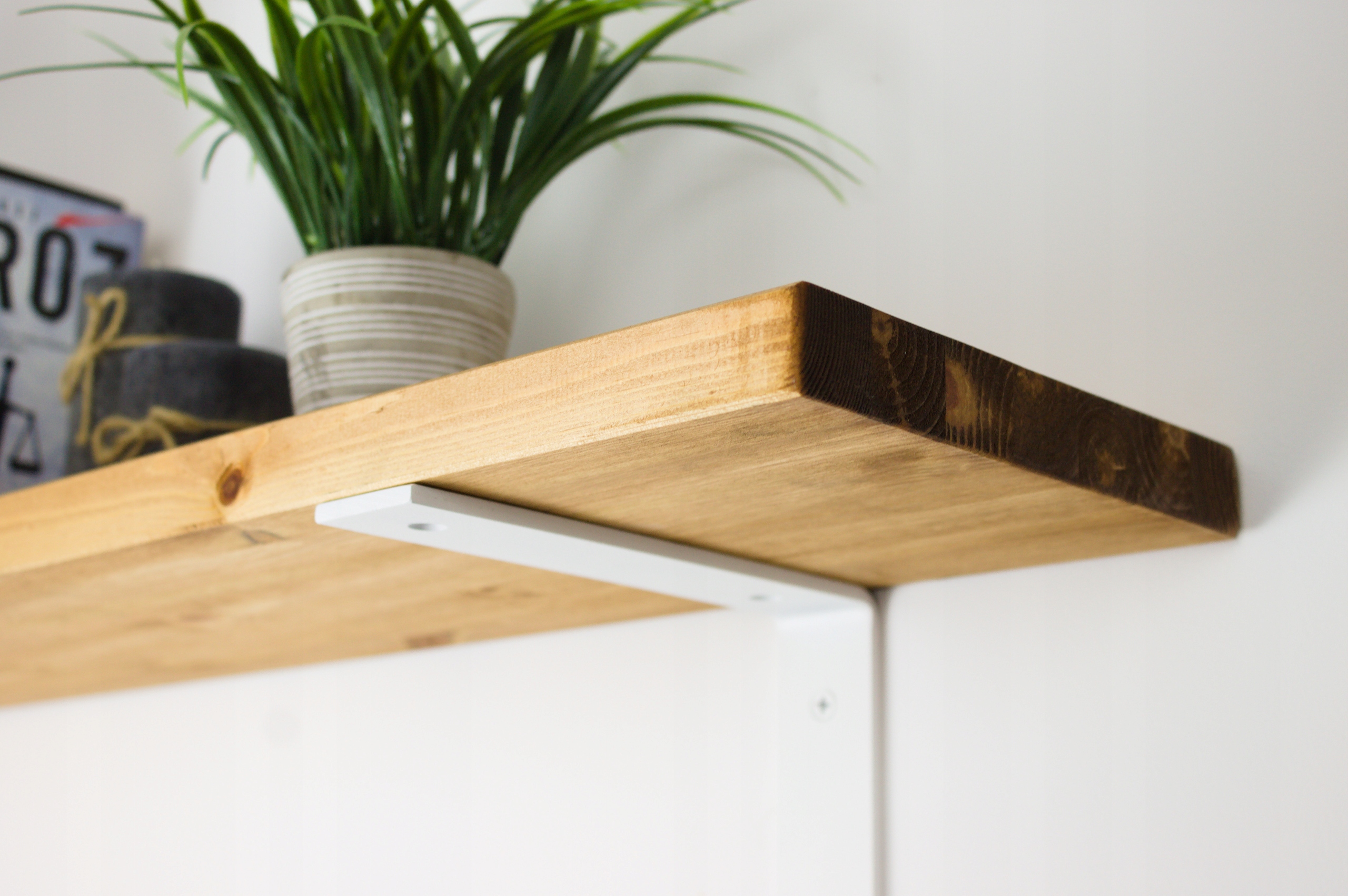 Industriálna závesná drevená polica Loft do obývacej izby 120 cm x 25 cm