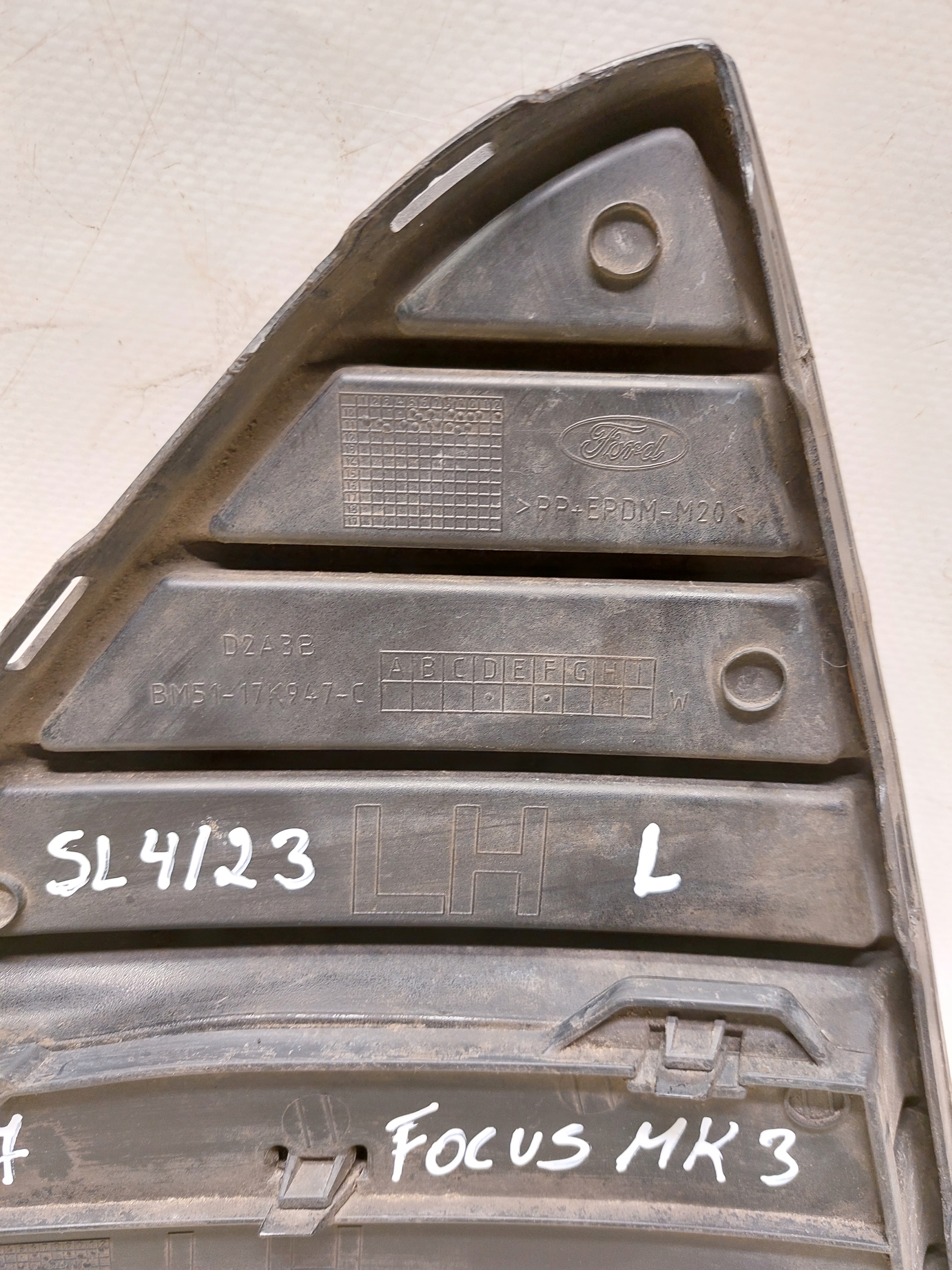 grid of a bumper left FORD FOCUS MKIII