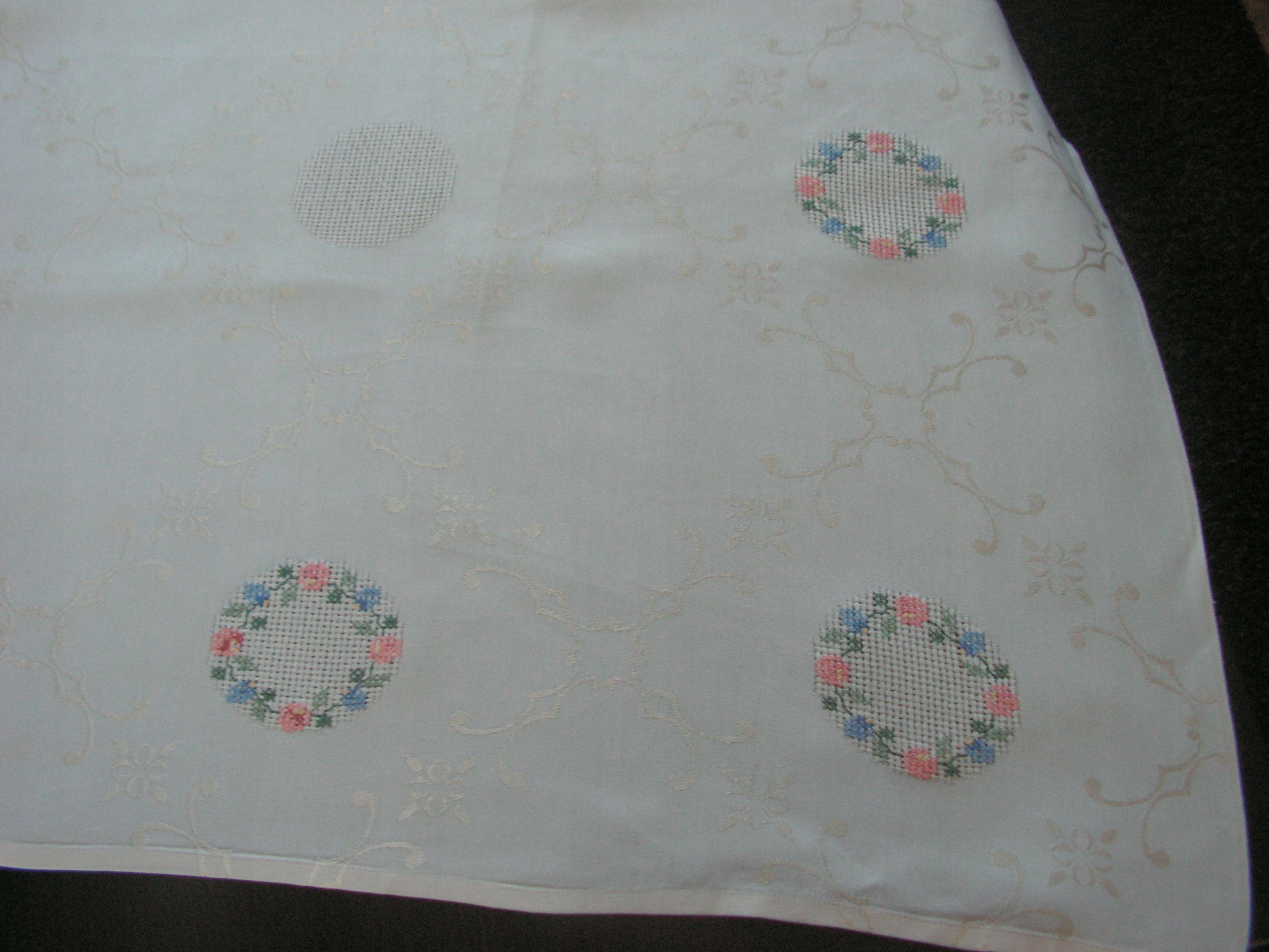 Милая Вышитая Скатерть