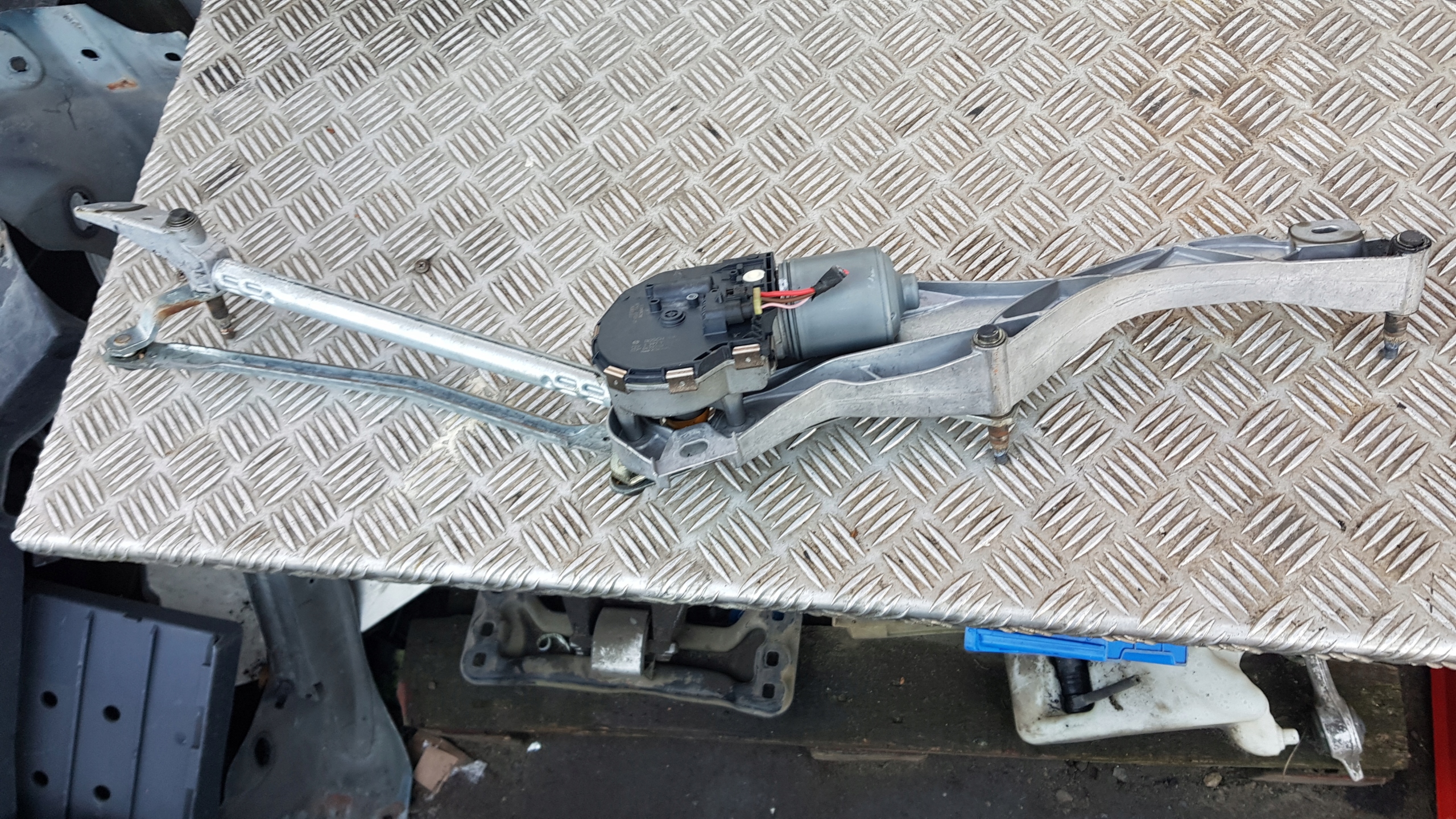 MERCEDES E-KLASA W211 wiper mechanism front LIFT