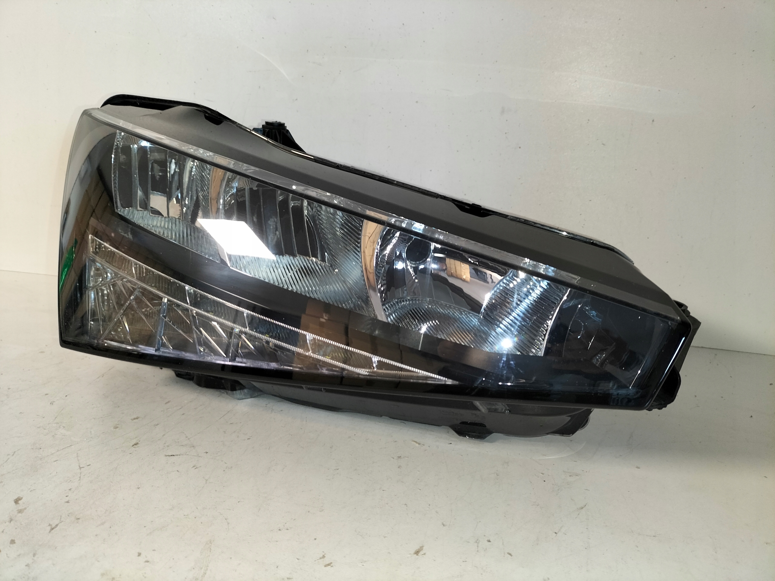 light front reflektor right SKODA SCALA 19- below zarowke H7+LED