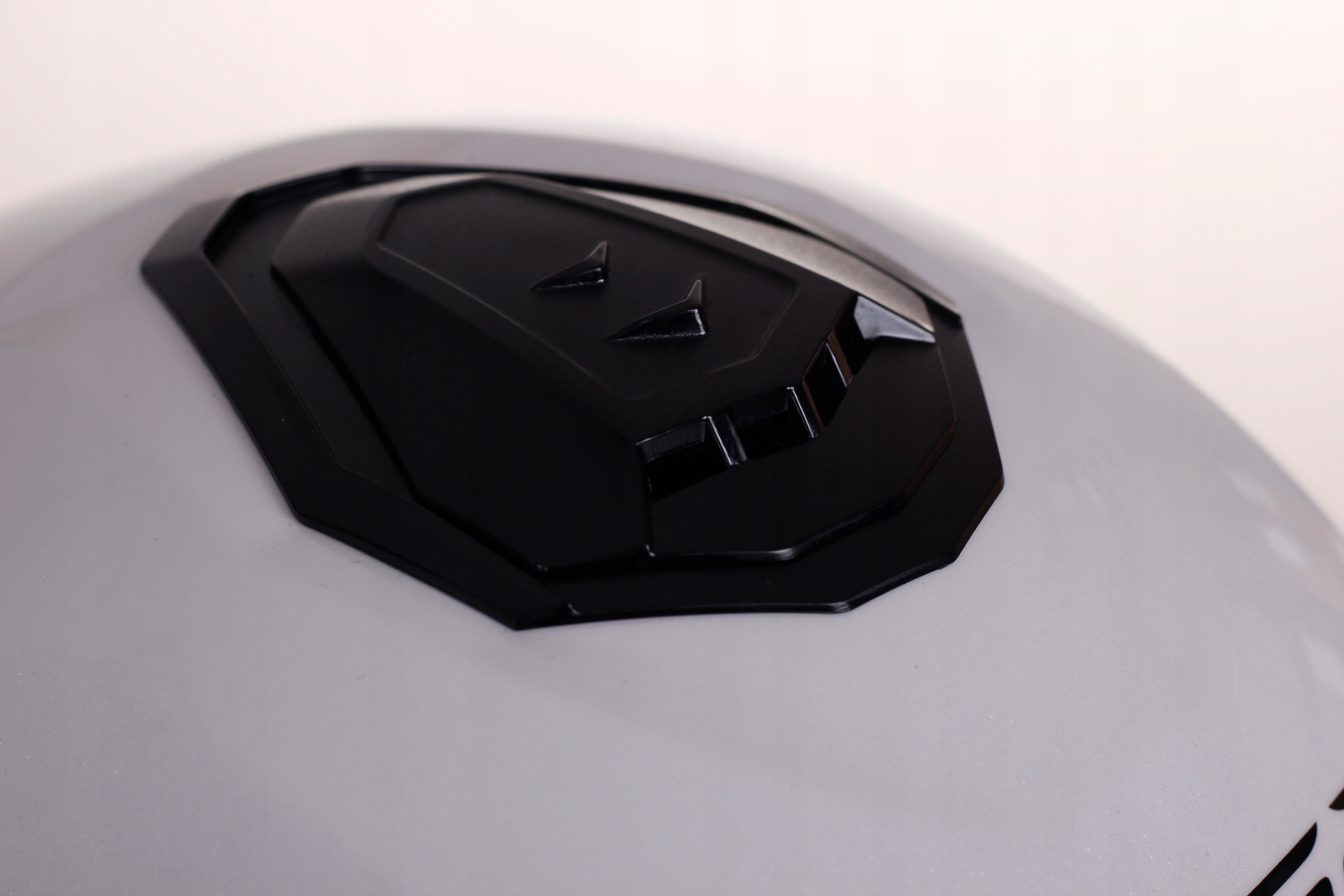 LS2 FF908 STROBE II KASK MOTOCYKLOWY ECE22.06 P/J Rodzaj lakieru błyszczący