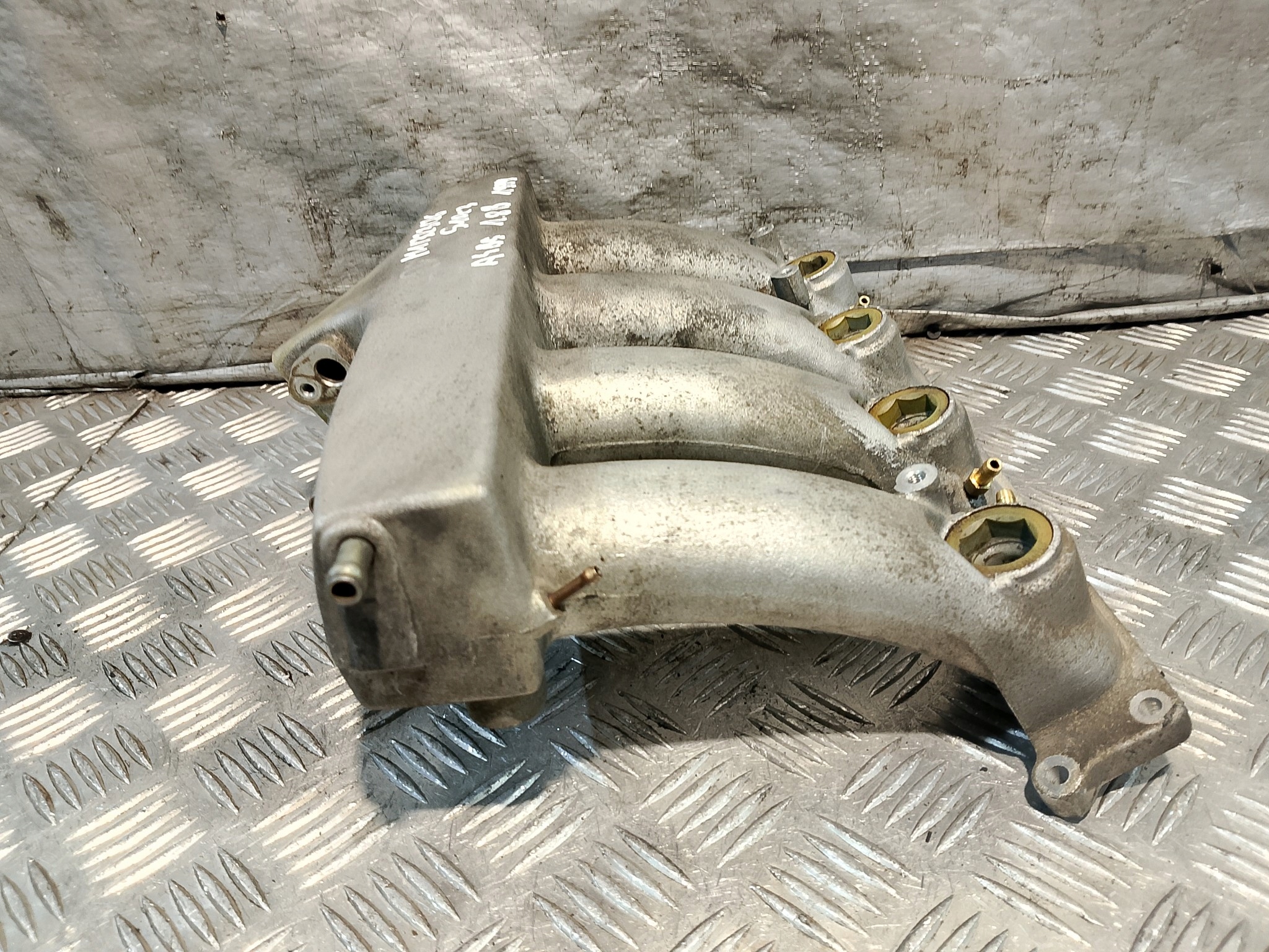 intake manifold DOLOTOWY AUDI A4 B5 1.8 B 06B133223D