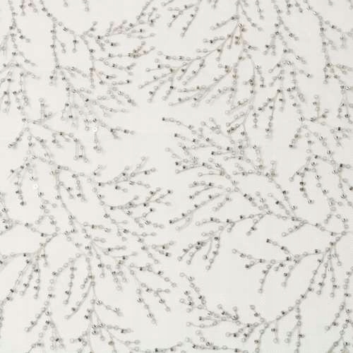 měkký šedý tyl vzorem a vyšívaný korálky a flitry