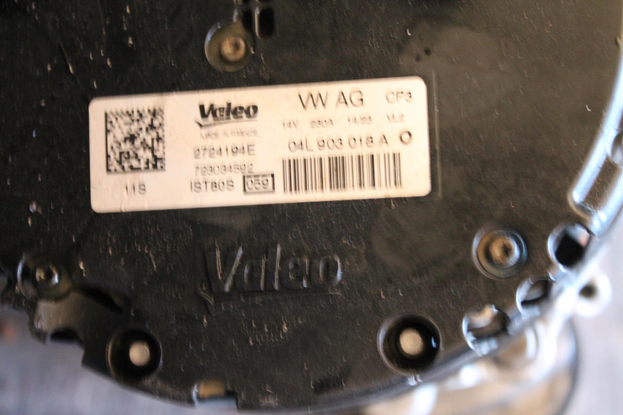 2100. ALTERNATOR AUDI 04L903018A