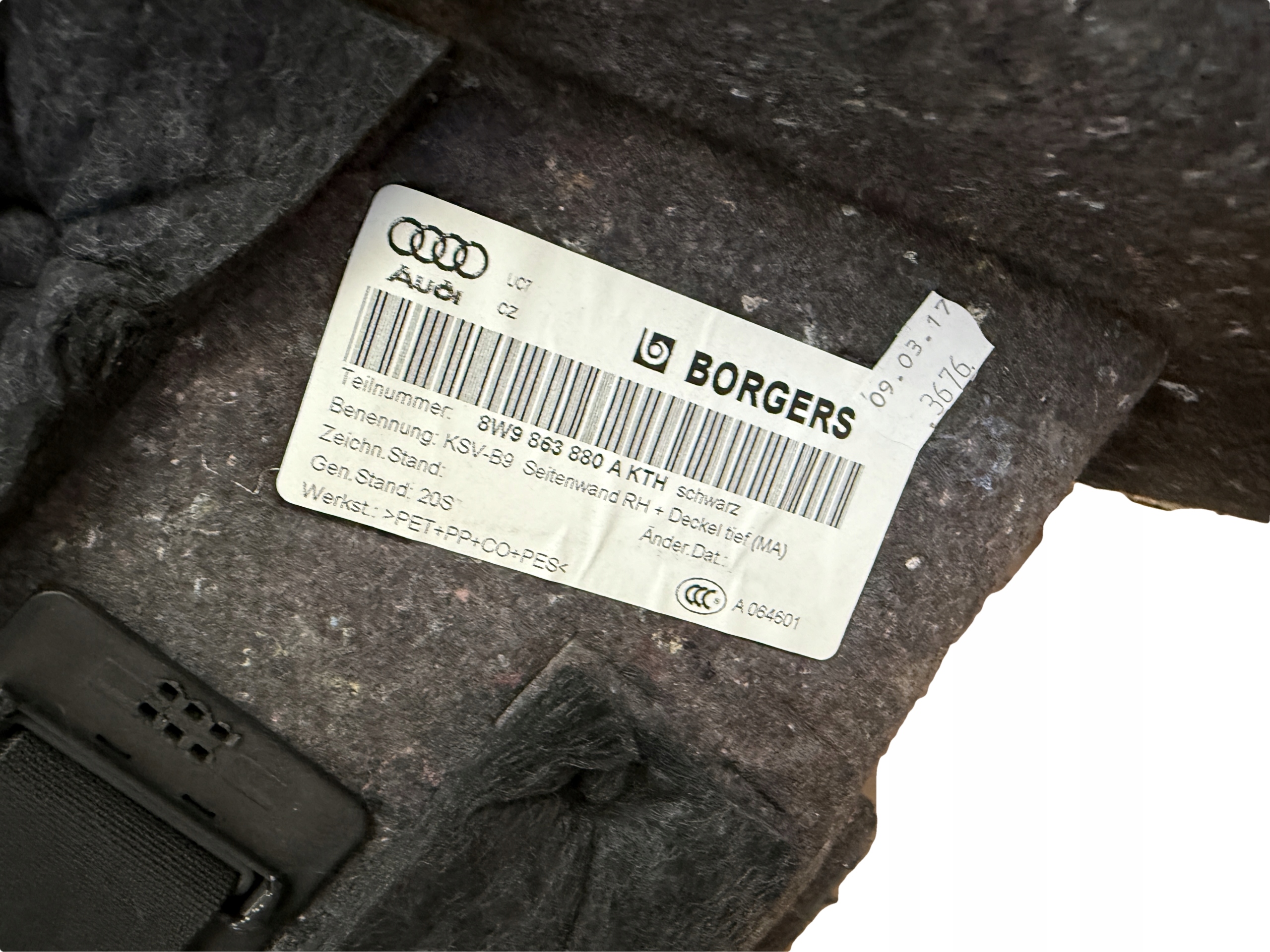 AUDI A4 8W B9 KOMBI boot upholstery right 8W9863880A