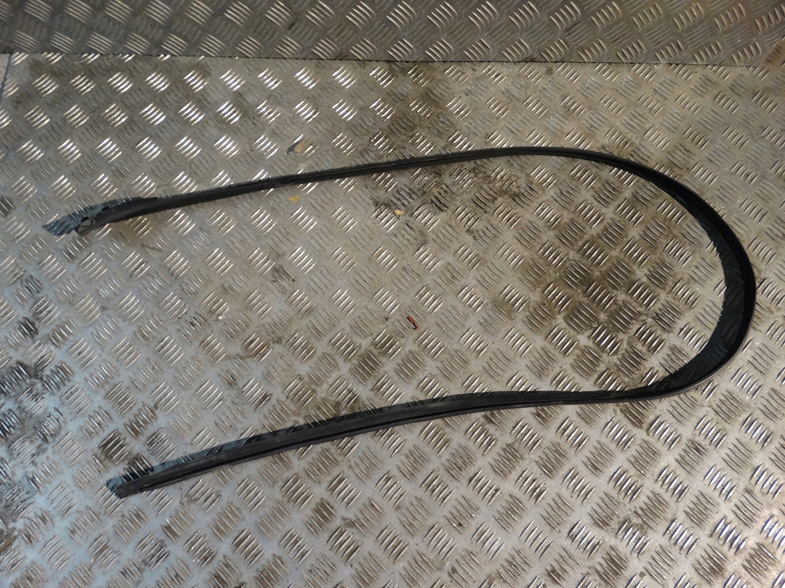 УЩІЛЬНЮВАЧ РАМИ ДАХУ ПРАВА PORSCHE TAYCAN AUDI 1