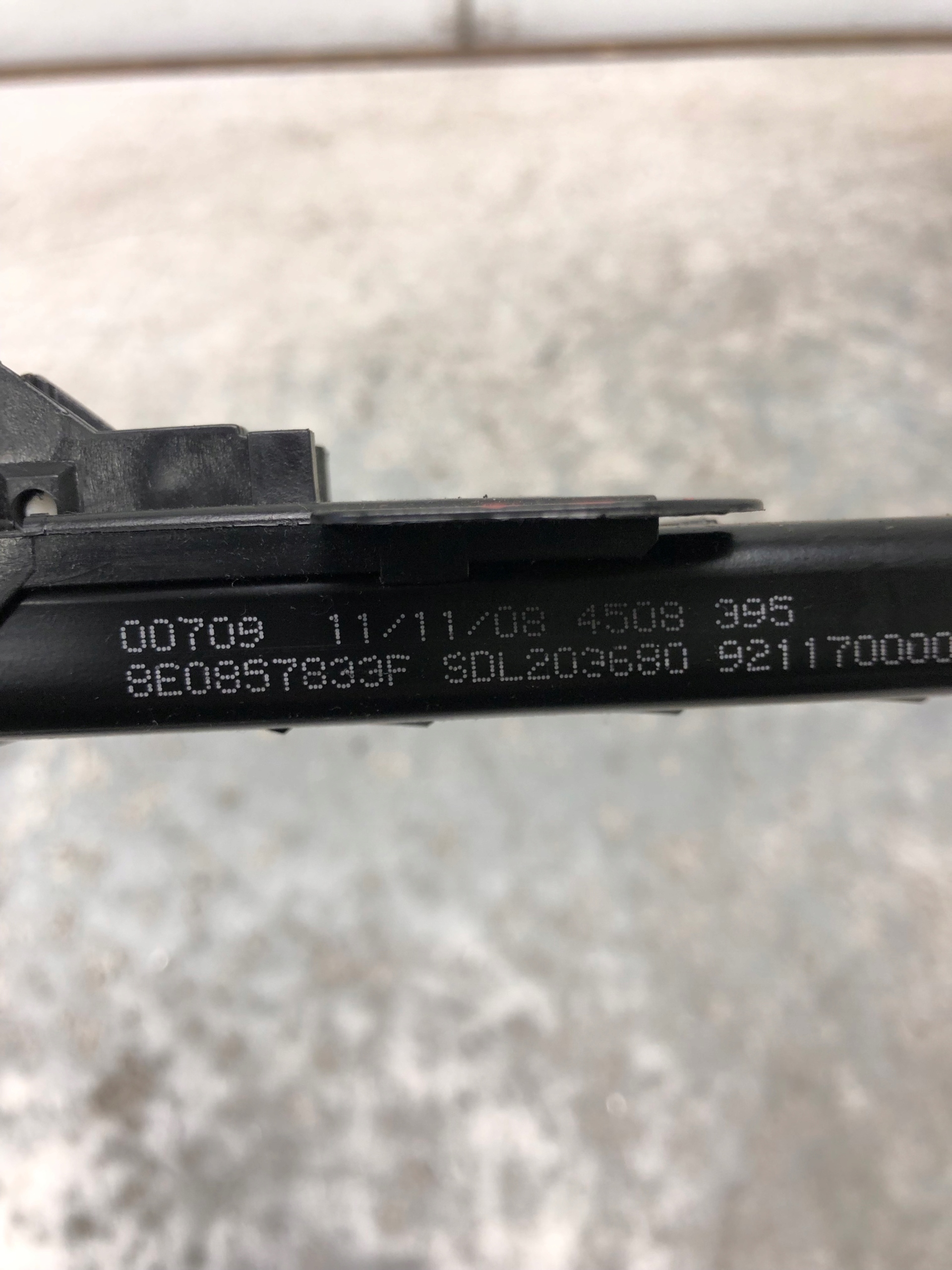 REGULACJA stěny AUDI A3 8P LIFT 8E0857833F