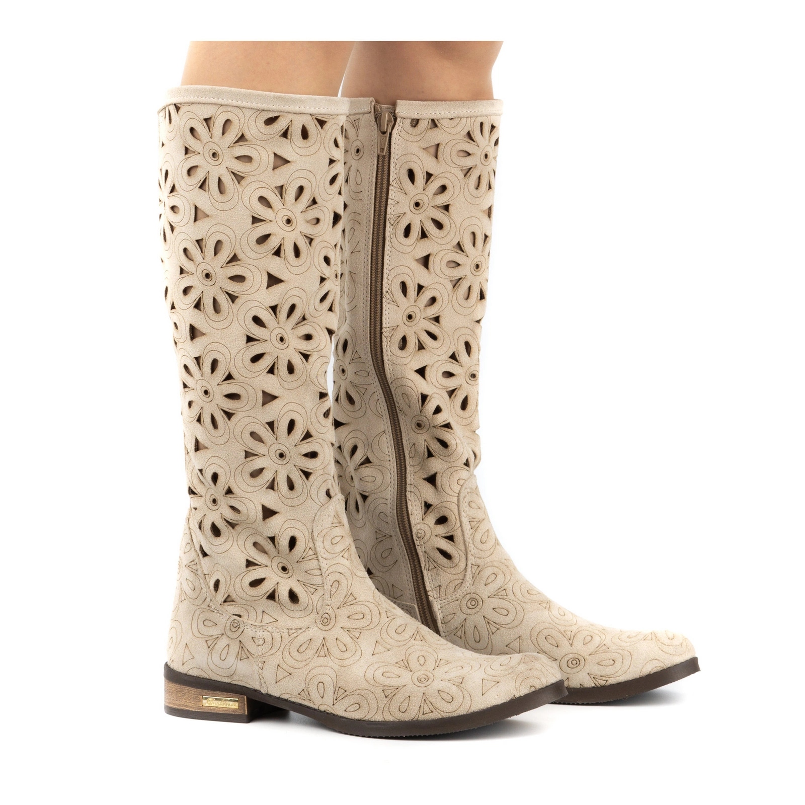 Dámské semišové kozačky v barvě světle béžové s nízkým podpatkem, velikost 39