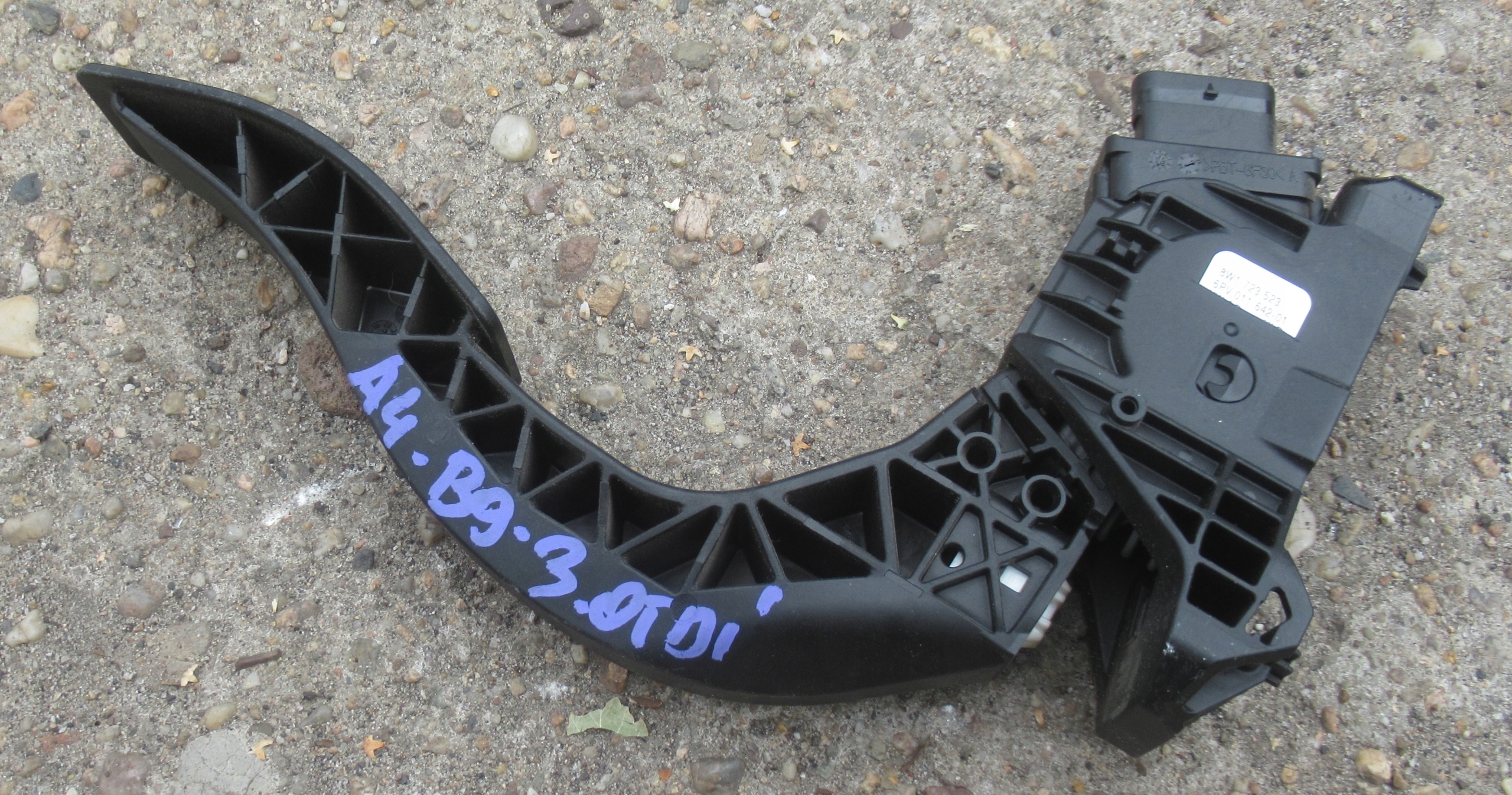 AUDI A4 B9 3.0 TDI 18R accelerator pedal 8W1723523