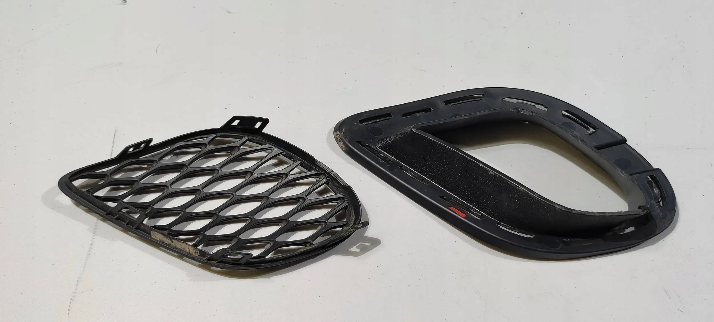 grid of a bumper front right holder Dodge Charger SRT 2015