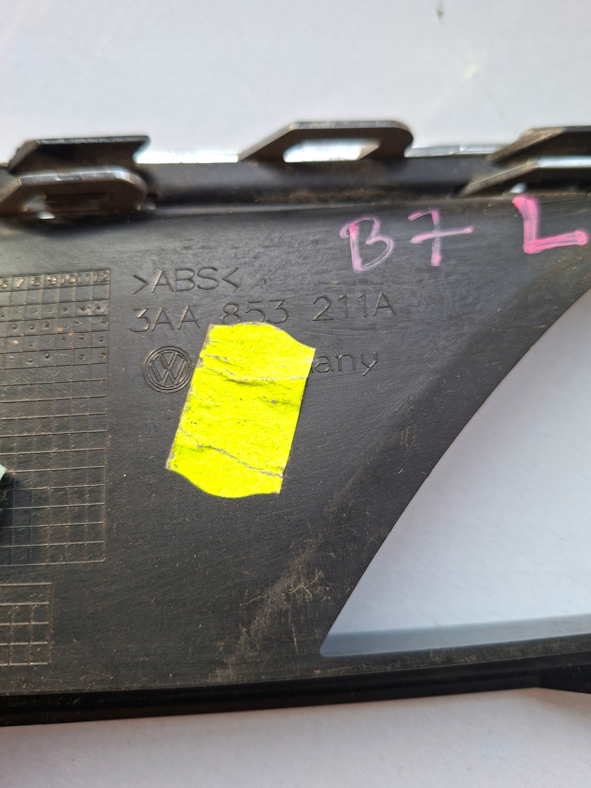 grid frame of a bumper left W PASSAT B7 3AA853211A