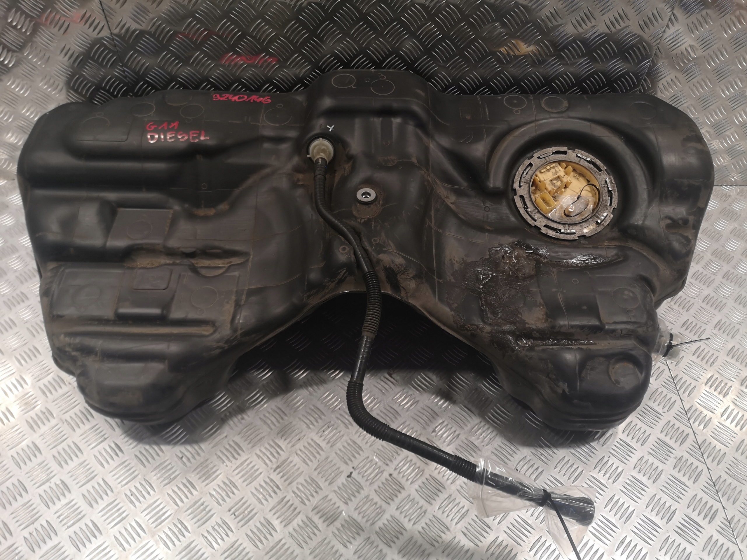 9240146 7358684 - Бензобак топливный бак насос BMW G11 дизель