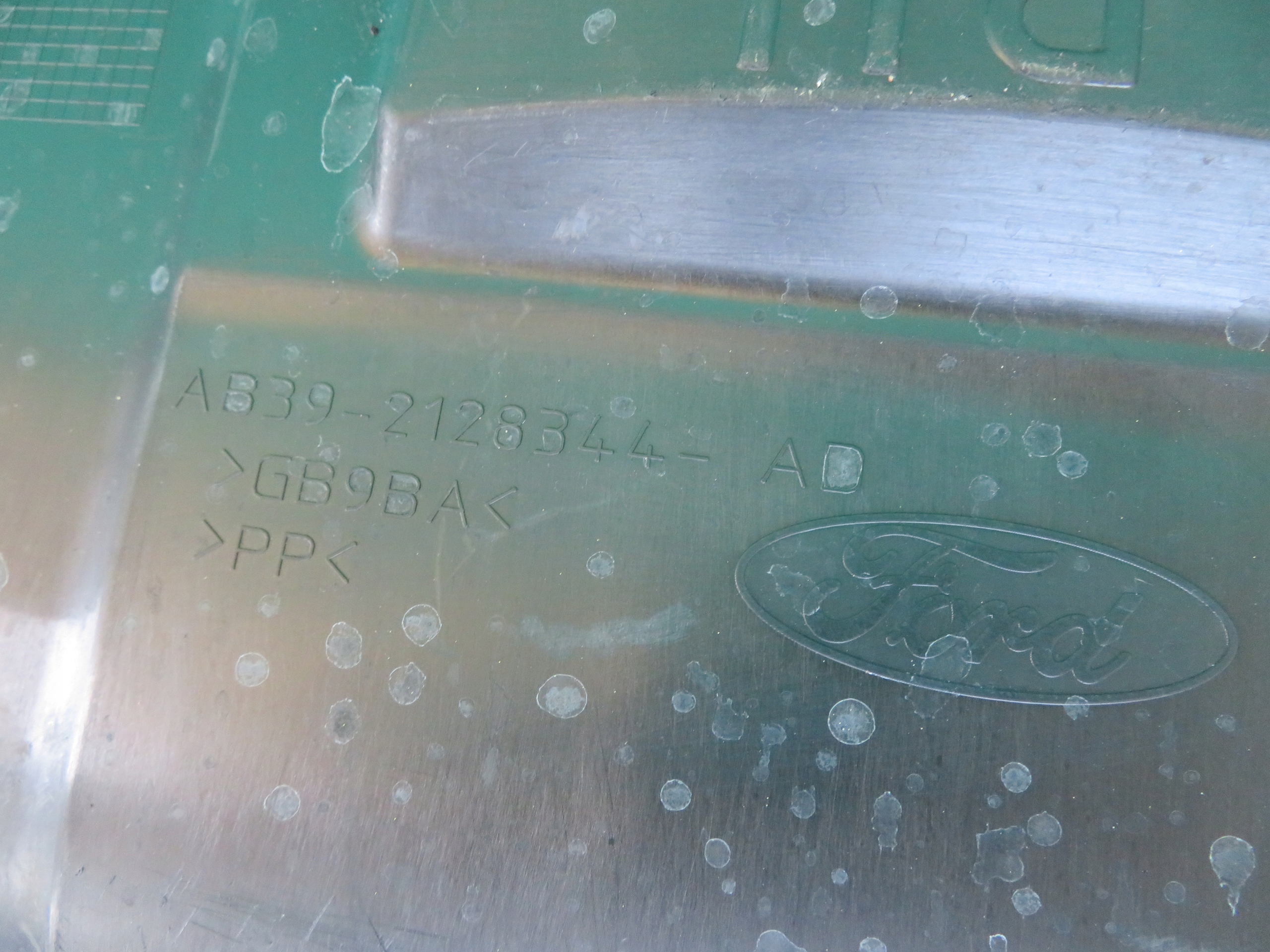 подкрылки задний правый FORD RANGER 3.2 14R