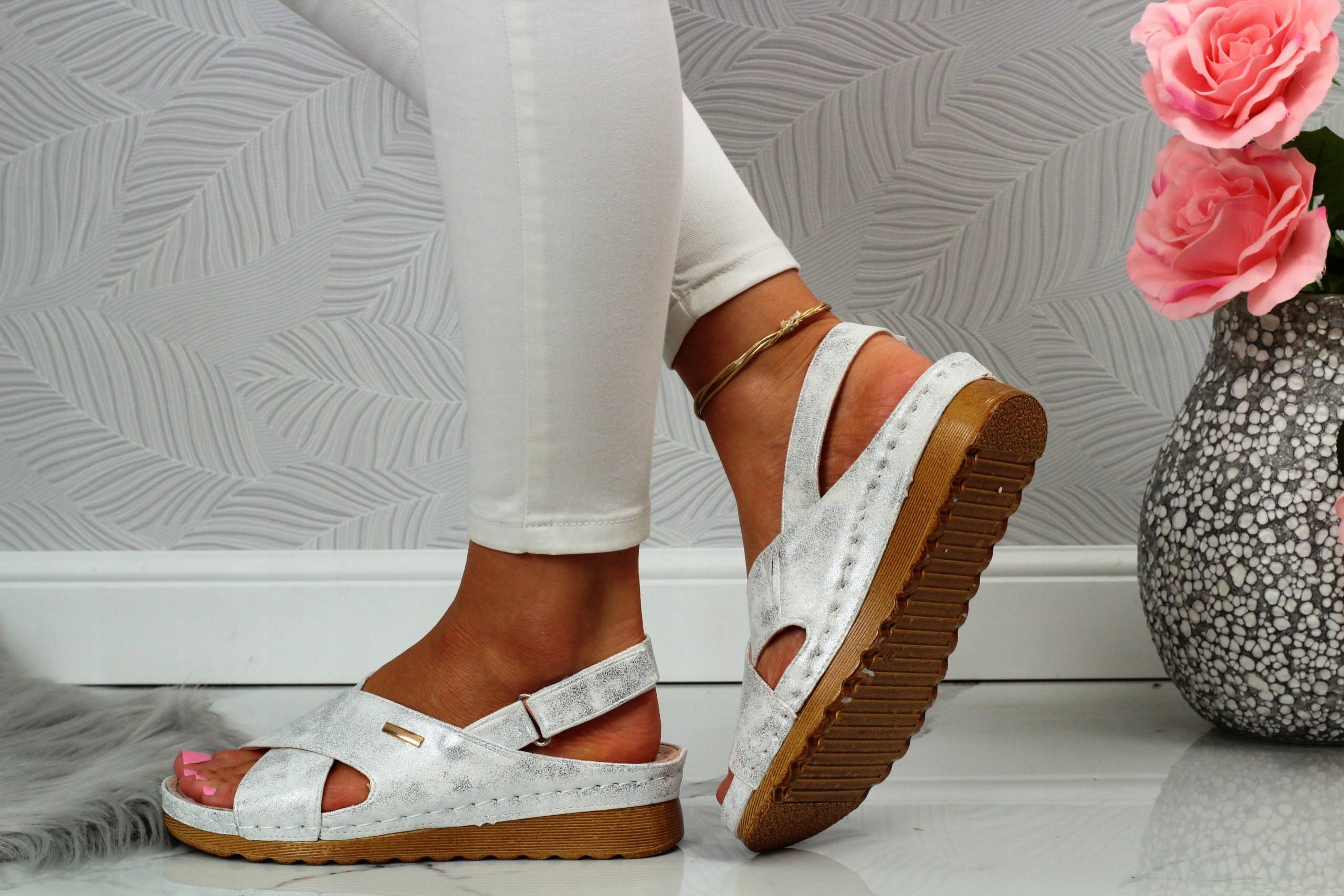 SANDAŁY DAMSKIE SKÓRA PROFILOWANE SZYTE RZEP Długość wkładki 24 cm