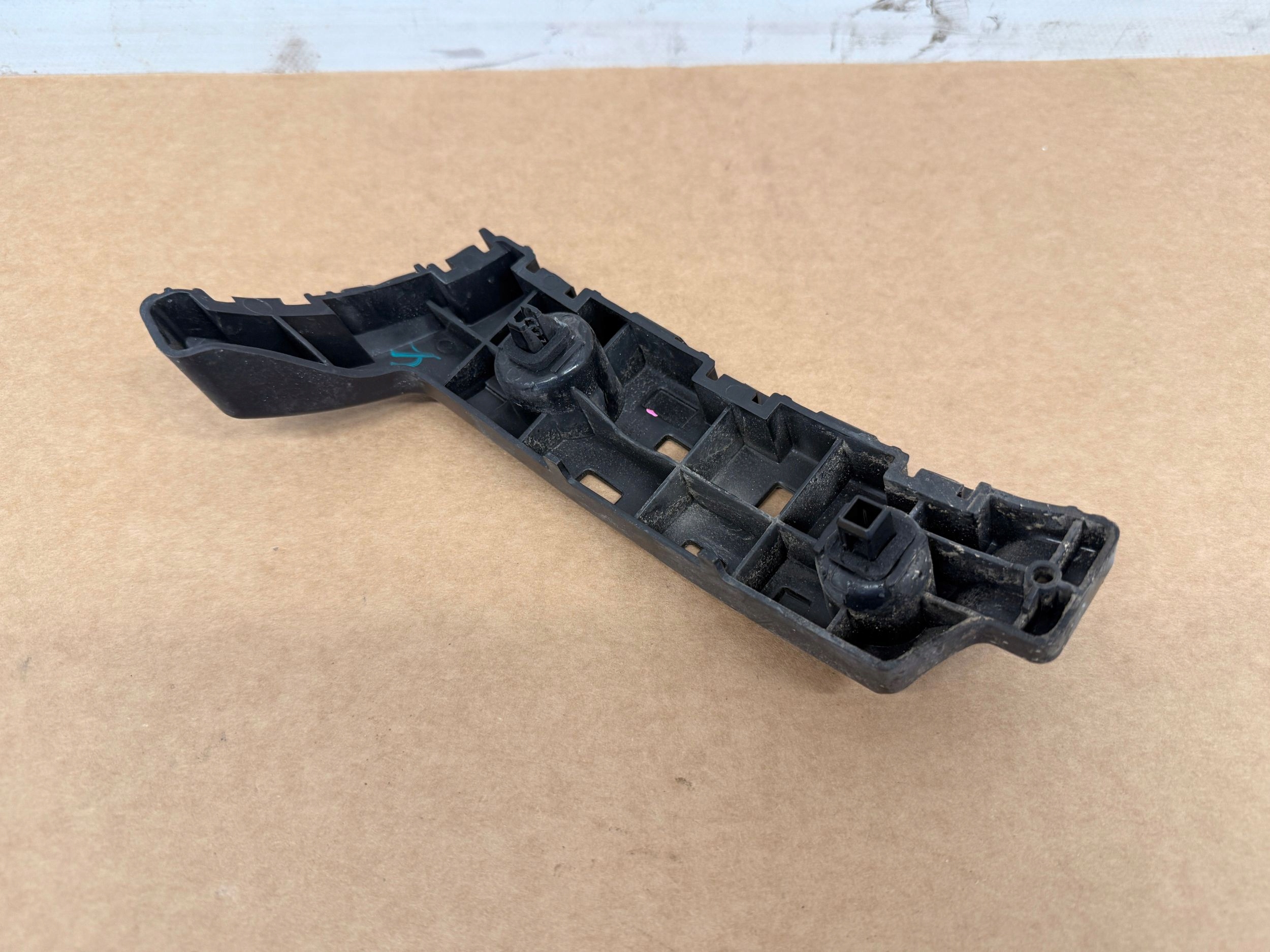 Dacia Spring bumper bracket left rear part 850458102R