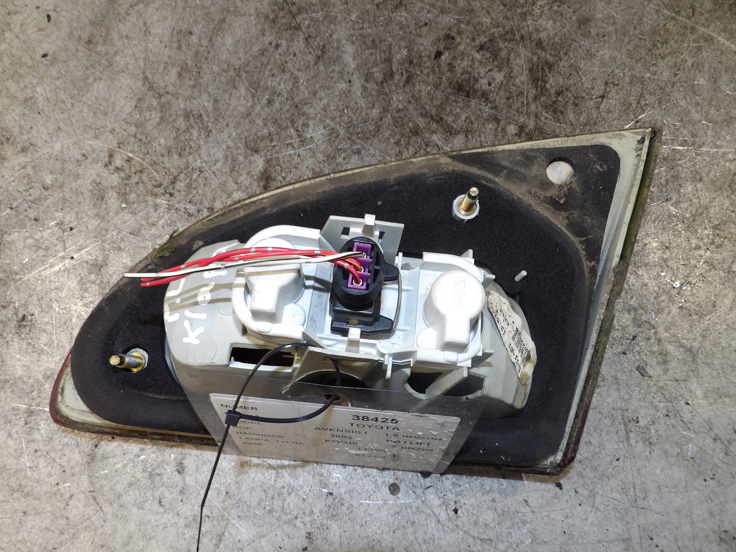 Toyota Avensis and light rear left trunk door