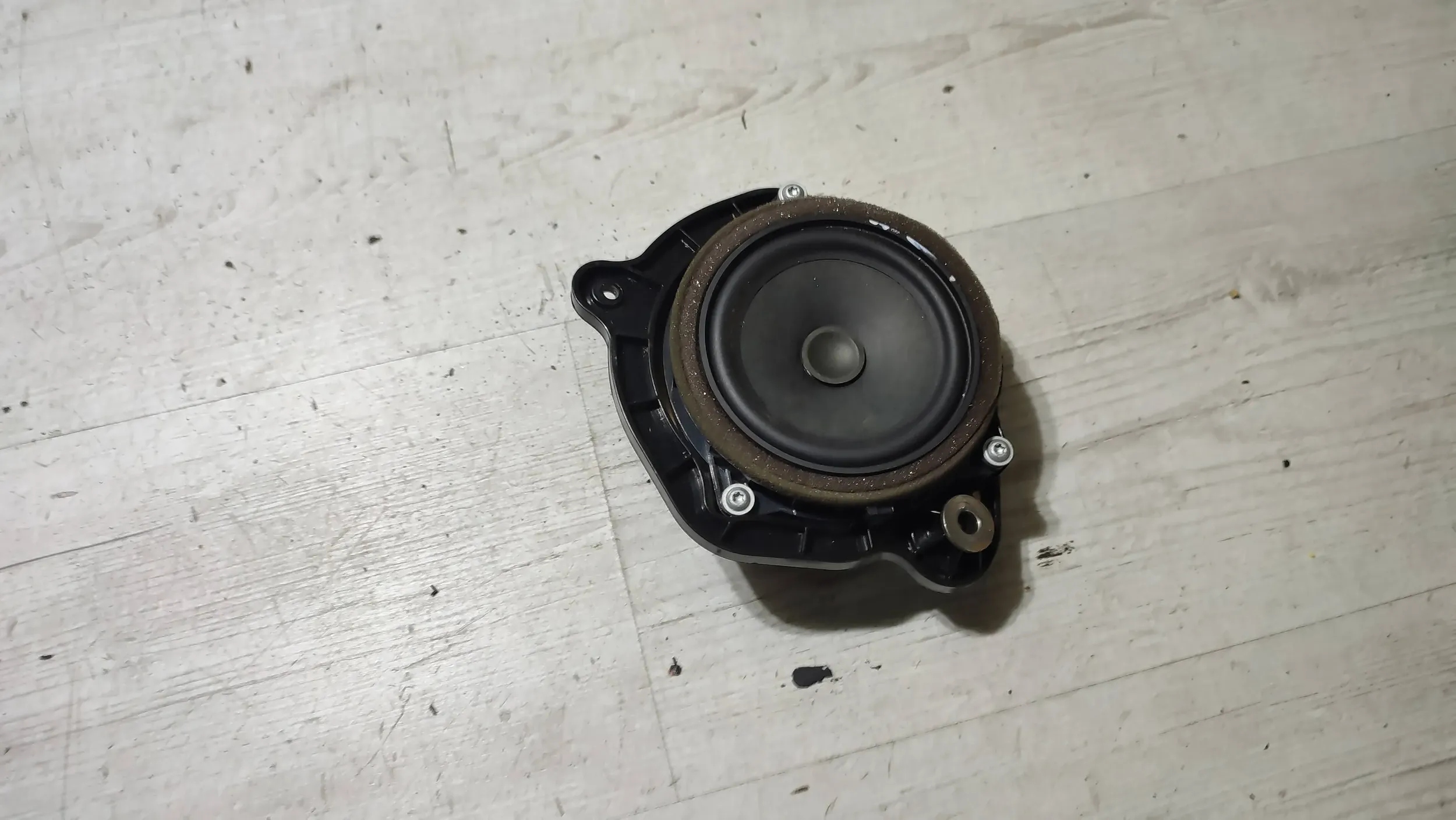 BMW X3 F25 15r 2.0d speaker right rear part