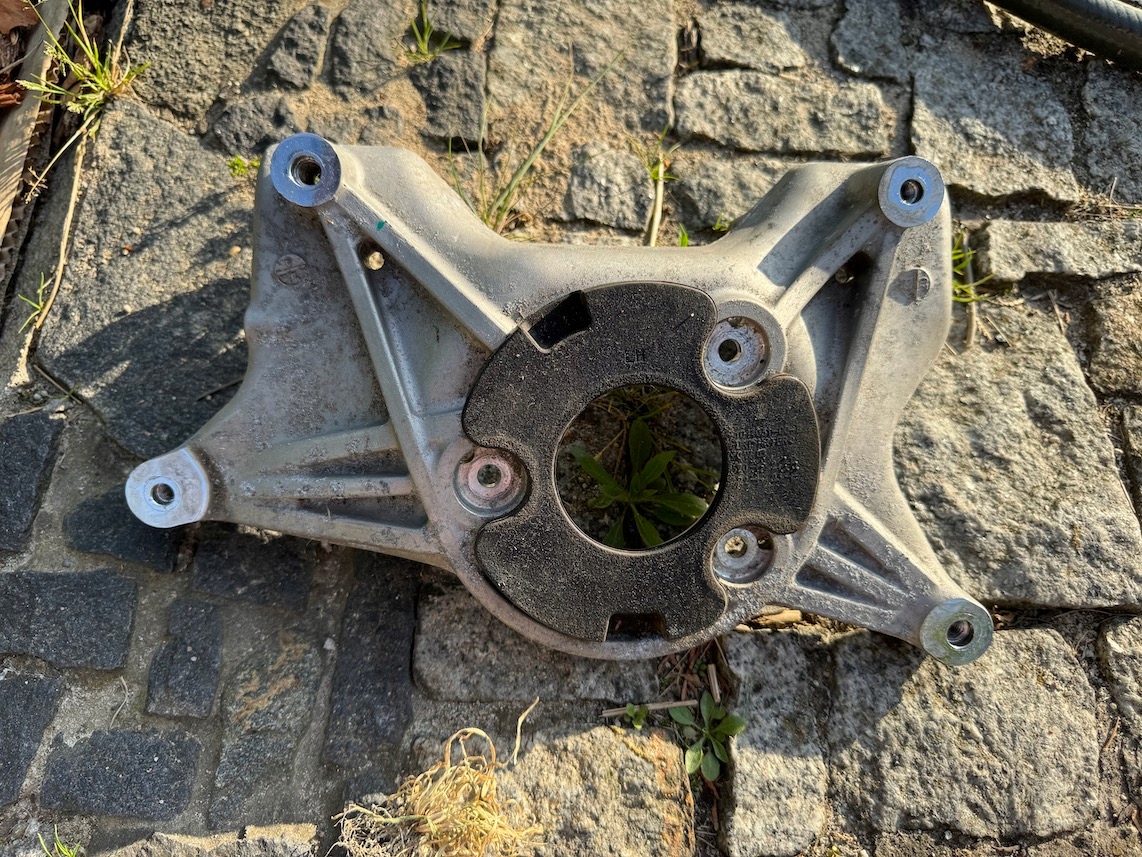 TESLA MODEL 3 MOCOWANIE AMORTYZATORA PRZEDNIE LEWE 1044371-00-D ORYGINAŁ