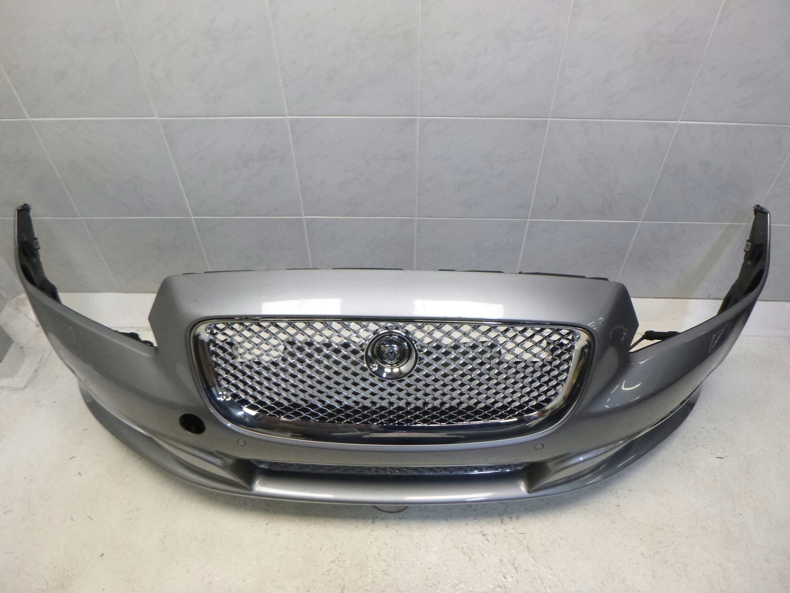 JAGUAR XJ X351 front bumper front 4 PDC
