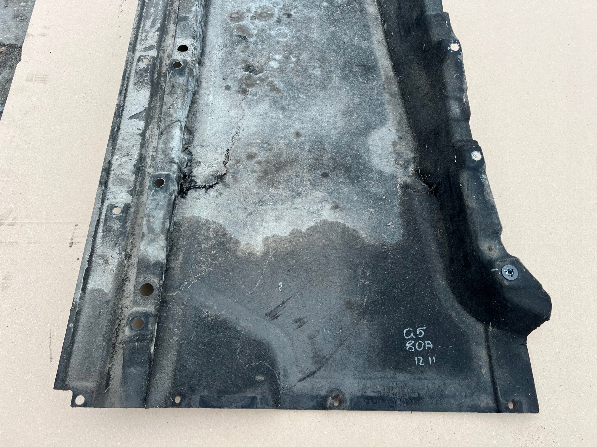 AUDI Q5 80A Blende Abdeckung abdeckung des Bodens Unterfahrschutz links 80A825207B