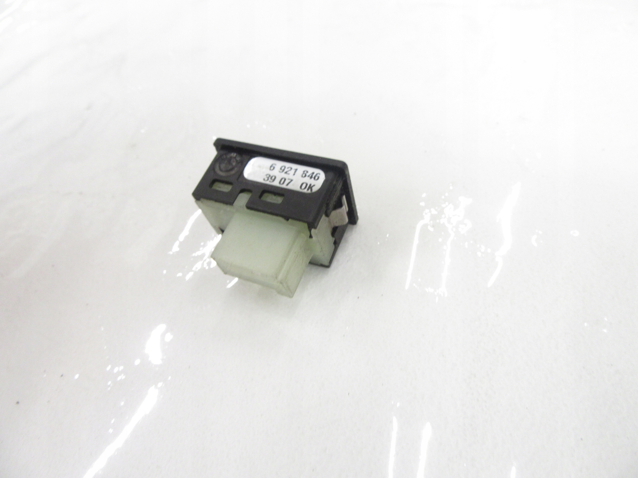 button switch bonnet boot BMW e60 e61 e81 87 e90 e91 F10 F20 F30