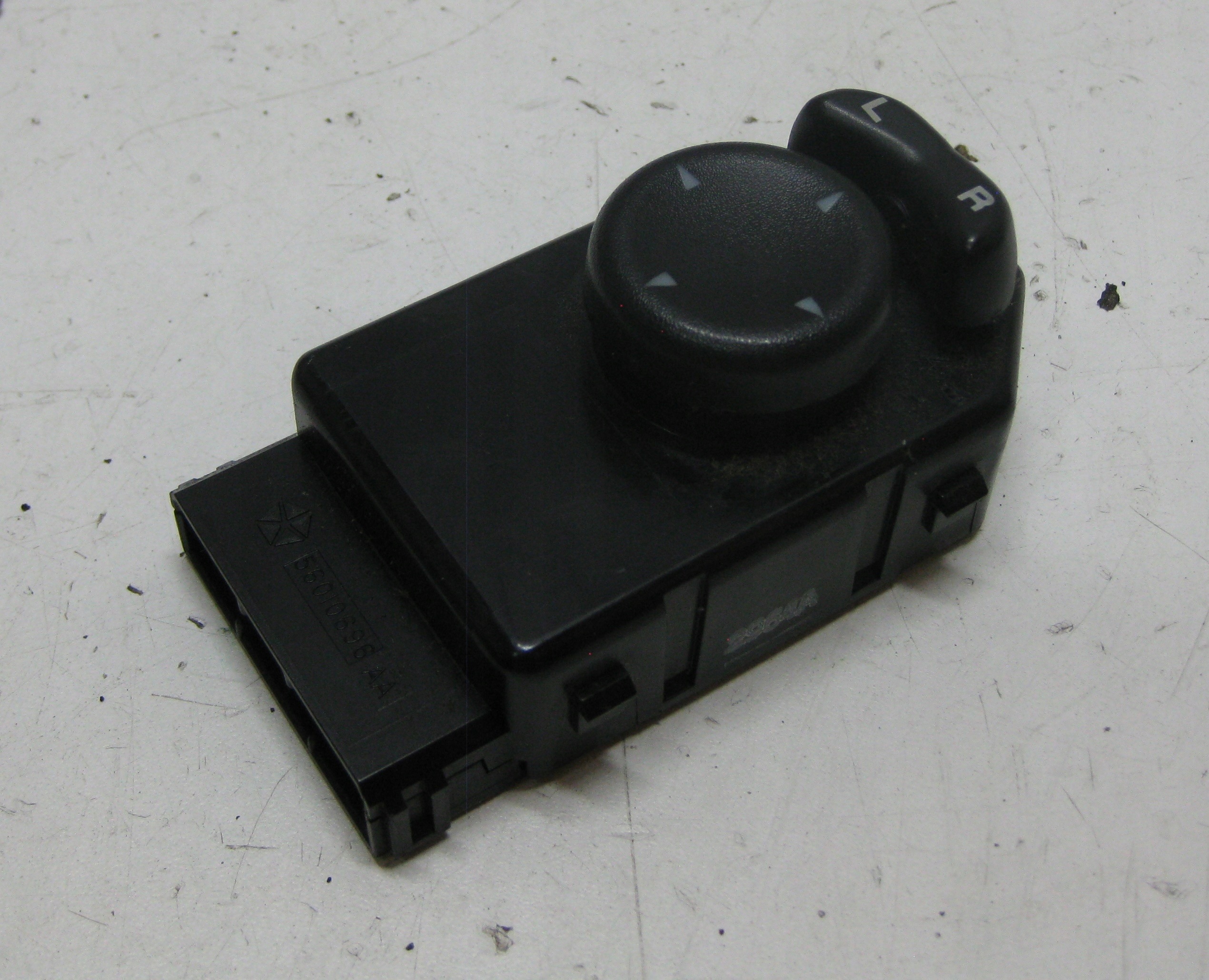 JEEP CHEROKEE LIBERTY KJ 04R control panel LUSTERKAMI 56010697AA
