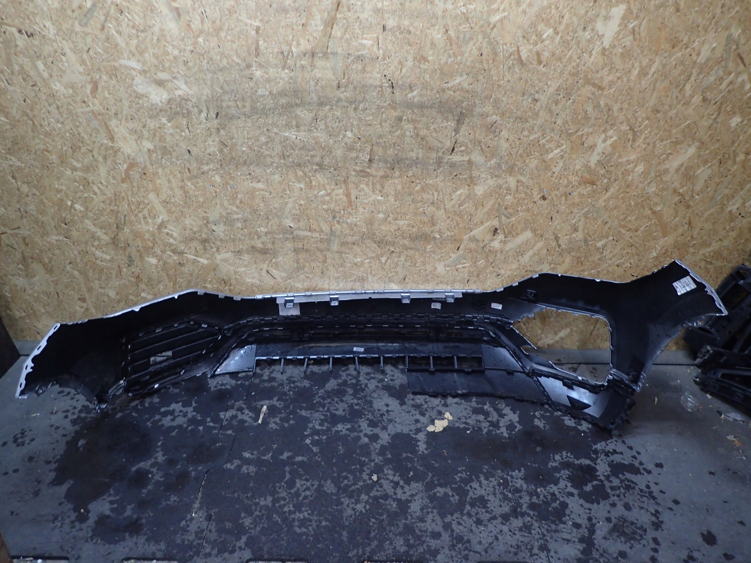 nárazník předek VW TOUAREG III 3 760